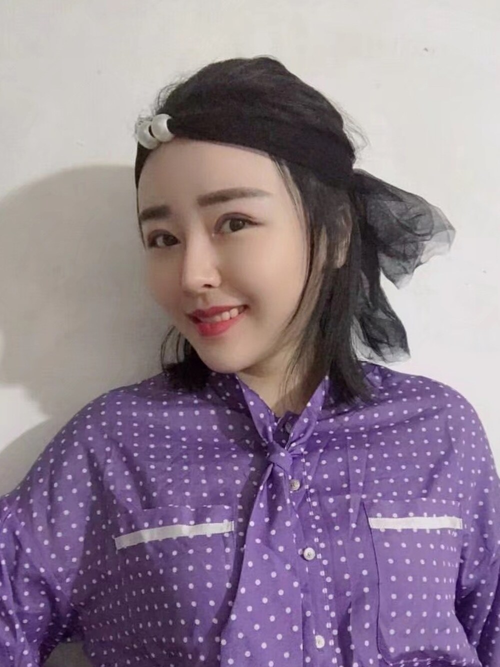 パープル系のワンピースを着用したレディースの冬コーディネートの3枚目の写真