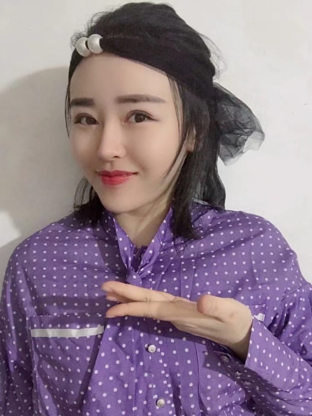 パープル系のワンピースを着用したレディースの冬コーディネートの2枚目の写真