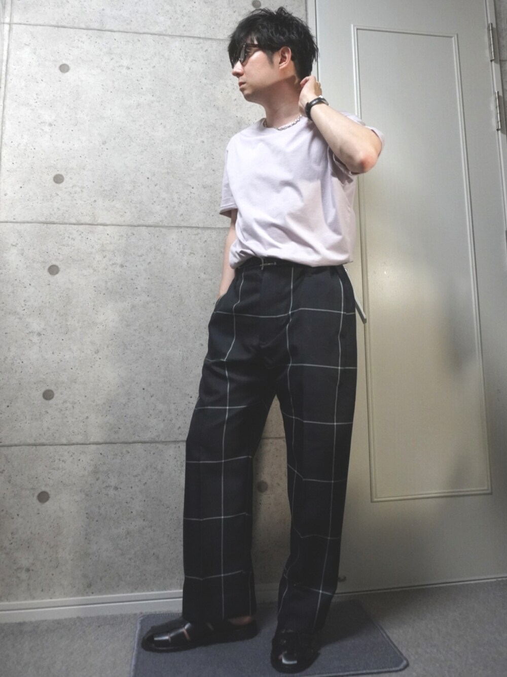 ピンク系のTシャツ/カットソー、その他のスラックス、ブラック系のサンダルを着用したメンズの夏コーディネートの2枚目の写真