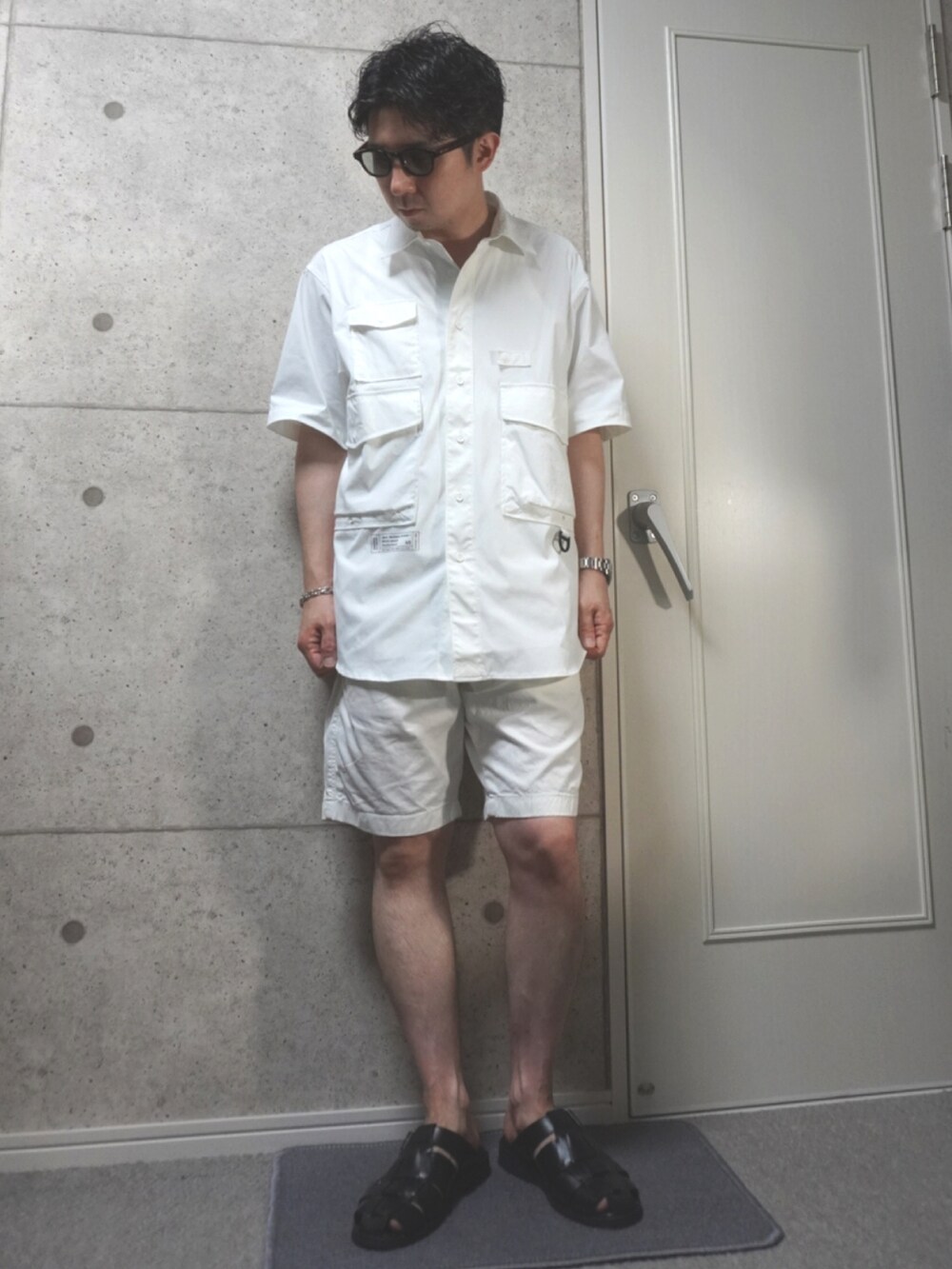 ブラック系のサンダル、ホワイト系のシャツ/ブラウス、ホワイト系のその他パンツを着用したメンズの夏コーディネートの2枚目の写真