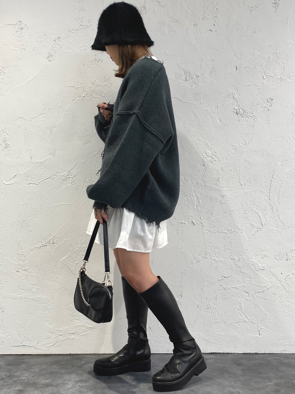 「冬コーデ、シンプルコーデ、レイヤードスタイル、ビッグシルエット、プチプラ、ティアードブラウス、ロングブーツ、ミニバッグ、バケットハット、カーディガン、ボリューム袖、モノトーン、休日スタイル、apresjourmignon、アプレジュールミニョン」|「apres jour mignonの【apresjour mignon×ARIAZ】シャギーバケットハット(ハット、ブラック系)」を使った、apresjour mignonさん(レディース・159cm)の冬コーディネートの2枚目の写真