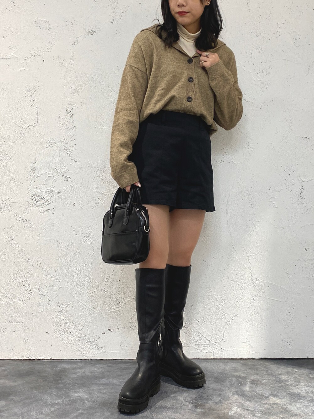 「冬コーデ、あったかコーデ、プチプラ、レイヤードスタイル、タートルネック、セーラーカラー、カーディガン、ショートパンツ、キルティングジャケット、ロングブーツ、スクエアバッグ、ベージュコーデ、apresjourmignon、アプレジュールミニョン」｜「apres jour mignonのクシュクシュインナー【ZOZOTOWN限定アイテム】（Tシャツ/カットソー、ホワイト系）」を使った、apresjour mignonさん（レディース・159cm）の冬コーディネートの2枚目の写真