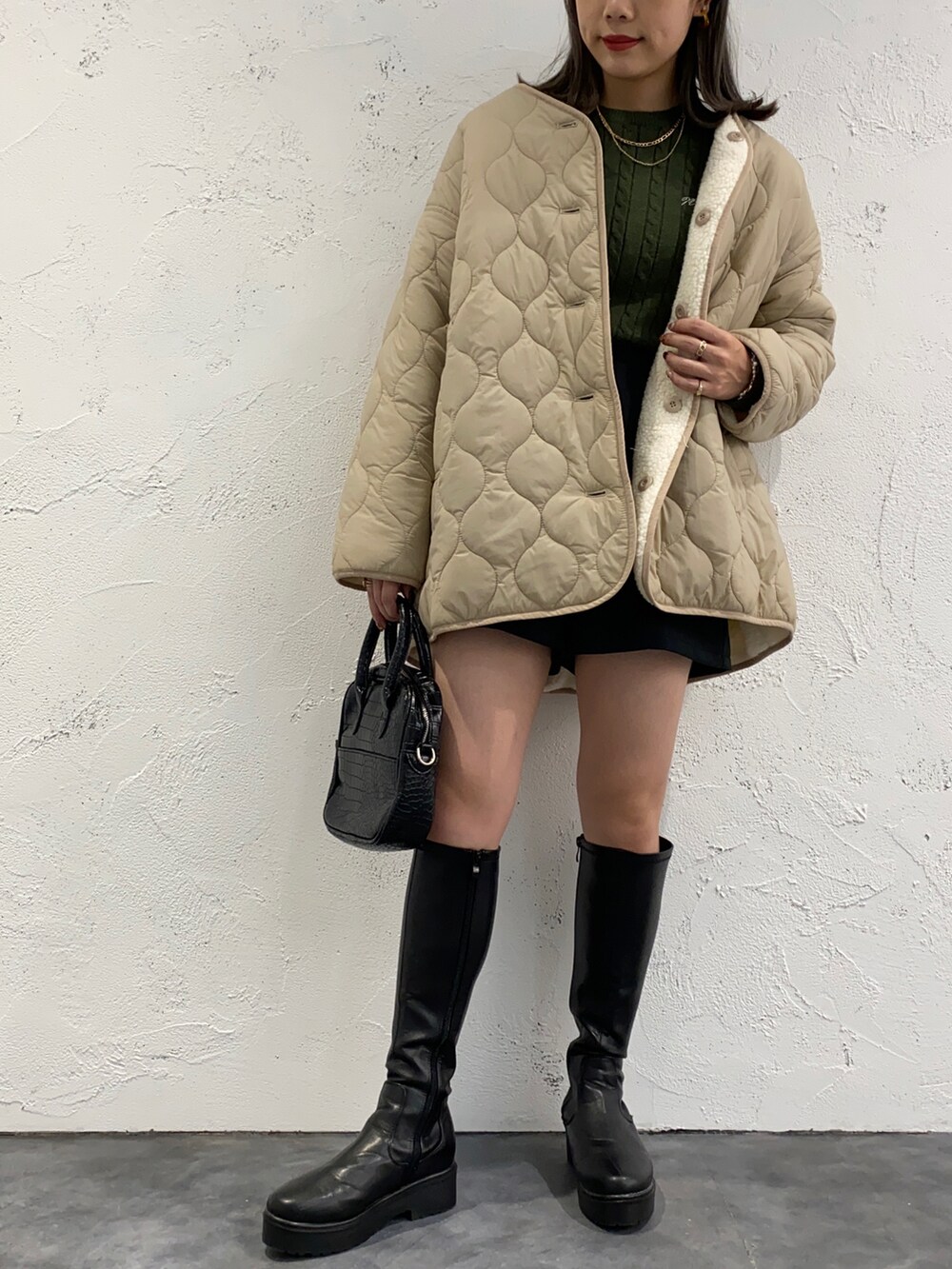 「アウター、グリーン、ショートパンツ、ケーブルニット、冬コーデ、ロングブーツ、プチプラ、きれいめカジュアル、キルティングジャケット、ボアジャケット、着回しコーデ、スクエアバッグ、アプレジュールミニョン、apresjourmignon、ボストンバッグ」|「apres jour mignonの【apresjour mignon×ARIAZ】シンプル2連ネックレス(ネックレス、ゴールド系)」を使った、apresjour mignonさん(レディース・159cm)の秋コーディネートの2枚目の写真