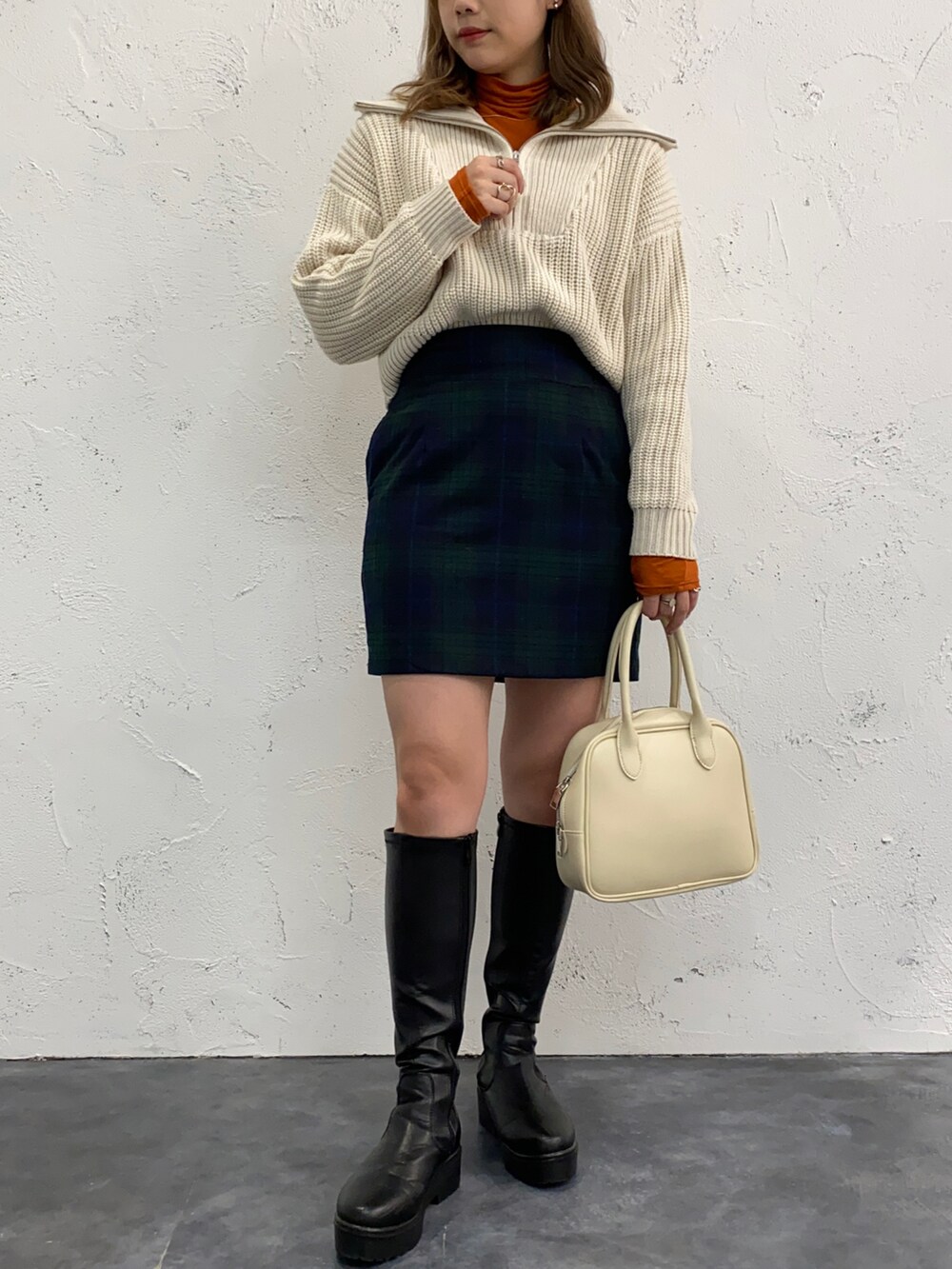 「冬コーデ、クリスマスに着たい服、プチプラ、レイヤードスタイル、ハイネック、ハーフジップ、ミニスカート、ロングブーツ、モンスターパーカー、ビッグシルエット、スクエアバッグ、ボリューム袖、チェック柄に恋してる、apresjourmignon、Coming soon…」|「apres jour mignonのクシュクシュインナー【ZOZOTOWN限定アイテム】(Tシャツ/カットソー、オレンジ系)」を使った、apresjour mignonさん(レディース・159cm)の冬コーディネートの3枚目の写真