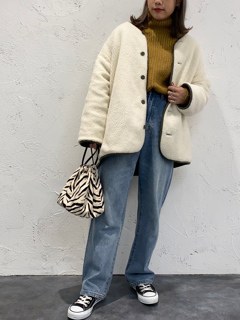 「ニット、アウター、冬コーデ、タートルネック、スニーカーコーデ、デニムパンツ、プチプラ、タックイン、ボアジャケット、シンプルコーデ、ミニバッグ、カジュアルコーデ、ボリューム袖、アプレジュールミニョン、apresjourmignon」｜「apres jour mignonのモチモチタートルニット【ZOZOTOWN限定アイテム】（ニット/セーター、イエロー系）」を使った、apresjour mignonさん（レディース・159cm）の秋コーディネートの2枚目の写真