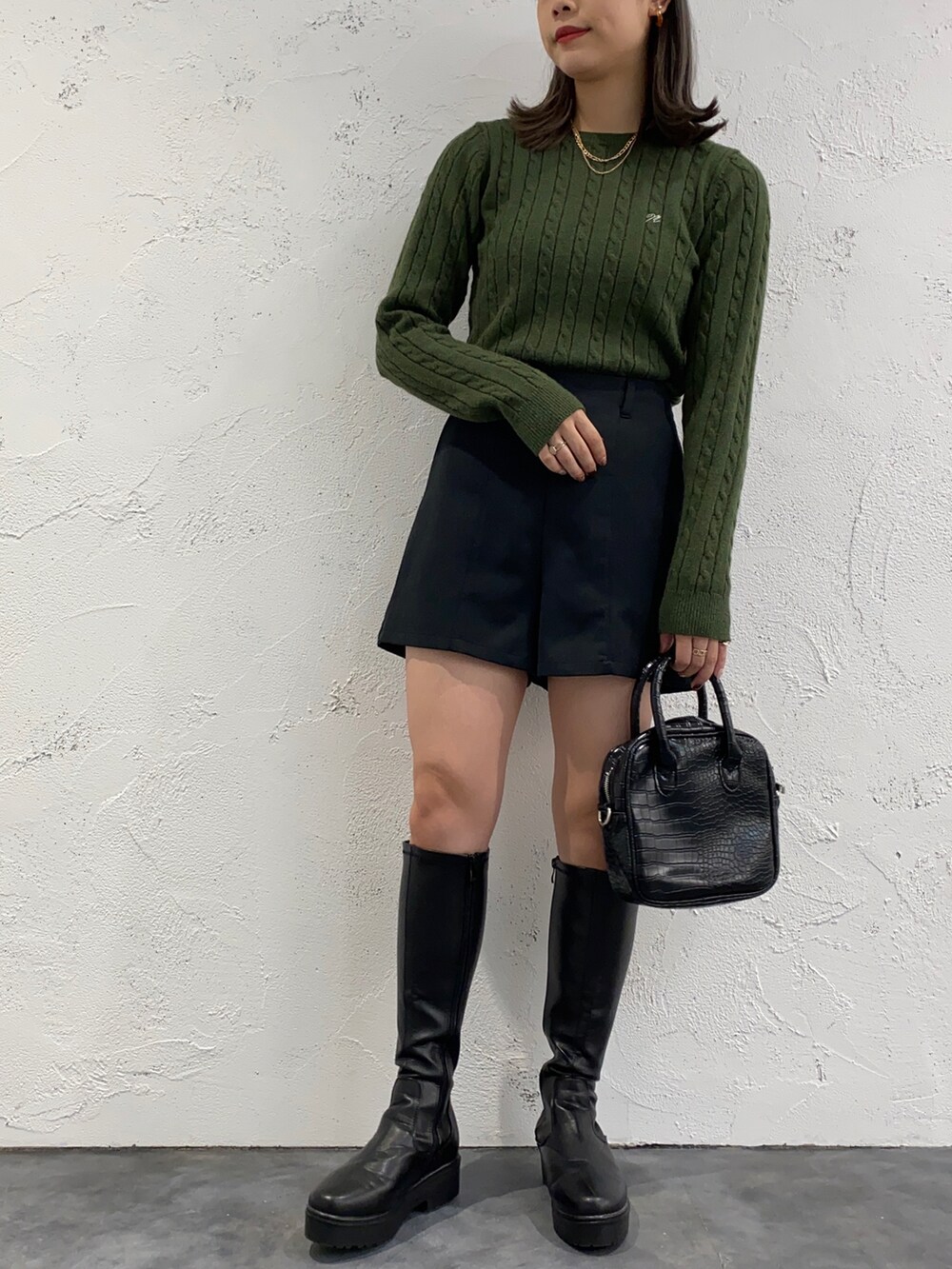 「アウター、グリーン、ショートパンツ、ケーブルニット、冬コーデ、ロングブーツ、プチプラ、きれいめカジュアル、キルティングジャケット、ボアジャケット、着回しコーデ、スクエアバッグ、アプレジュールミニョン、apresjourmignon、ボストンバッグ」|「apres jour mignonの【apresjour mignon×ARIAZ】シンプル2連ネックレス(ネックレス、ゴールド系)」を使った、apresjour mignonさん(レディース・159cm)の秋コーディネートの3枚目の写真