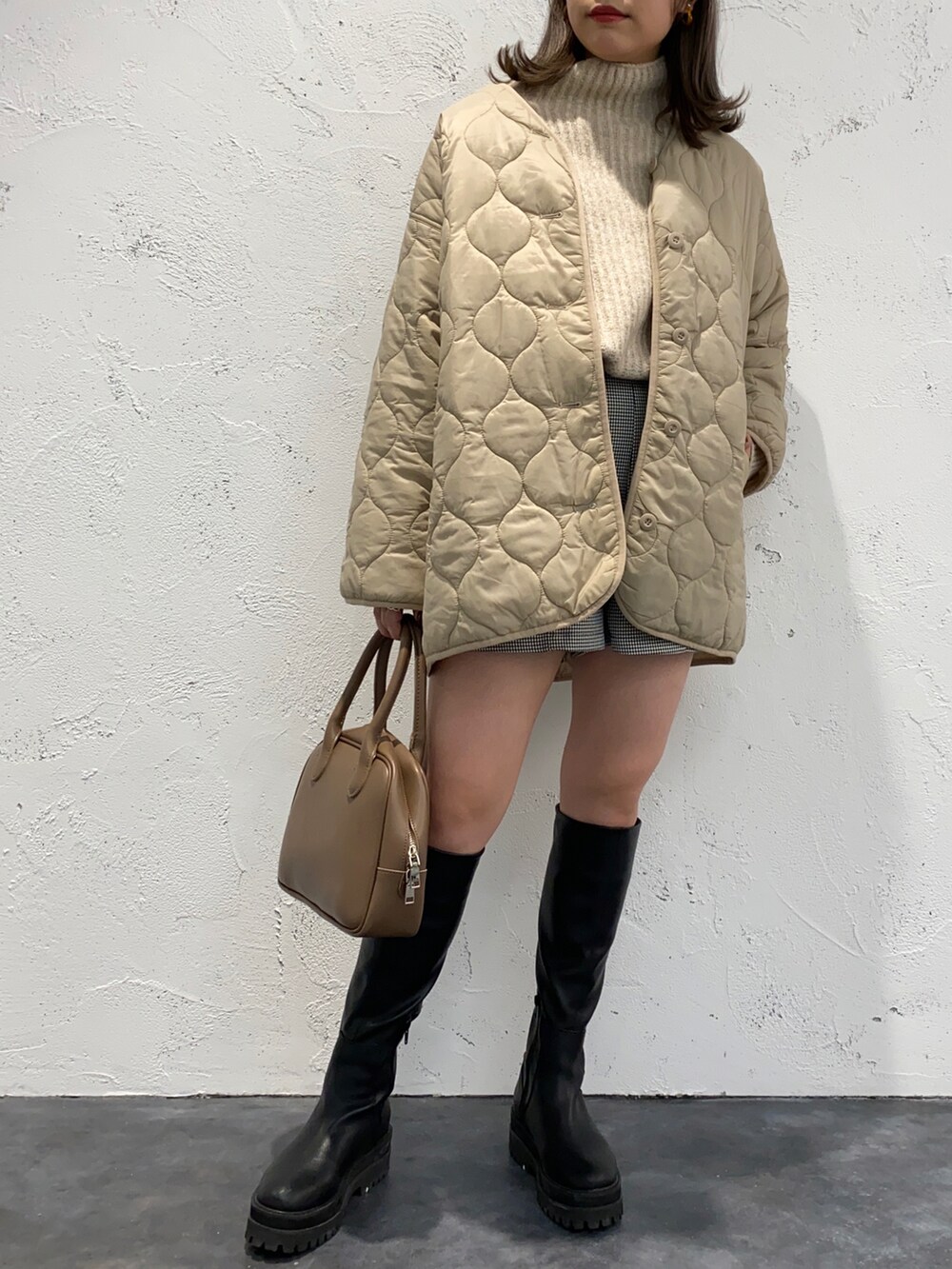 「タートルネックニット、ショートパンツ、千鳥柄、ブーツ、スクエアバッグ、ボリューム袖、冬コーデ、プチプラ、休日スタイル、デートコーデ、タックイン、キルティングジャケット、ロングブーツ、アプレジュールミニョン、apresjourmignon」｜「apres jour mignonのモチモチタートルニット【ZOZOTOWN限定アイテム】（ニット/セーター、ベージュ系）」を使った、apresjour mignonさん（レディース・159cm）の秋コーディネートの2枚目の写真