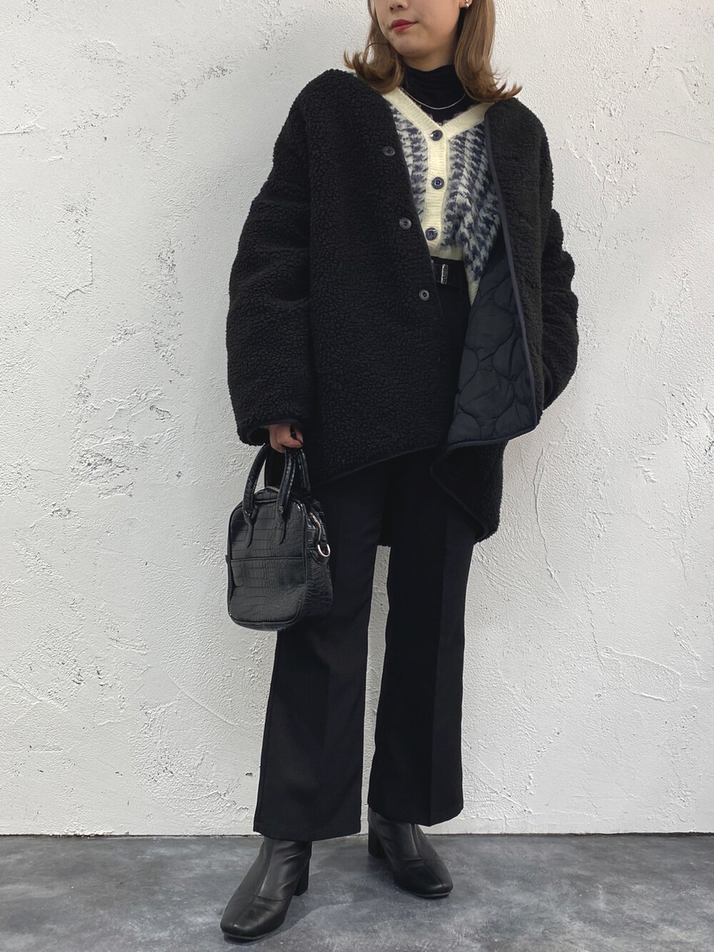 「クリスマスに着たい服、休日スタイル、冬コーデ、プチプラ、モード、モノトーン、インナー、千鳥柄、フレアパンツ、スクエアバッグ、タックイン、ボリューム袖、ボアジャケット、apresjourmignon、アプレジュールミニョン」|「apres jour mignonのクシュクシュインナー【ZOZOTOWN限定アイテム】(Tシャツ/カットソー、ブラック系)」を使った、apresjour mignonさん(レディース・159cm)の冬コーディネートの2枚目の写真