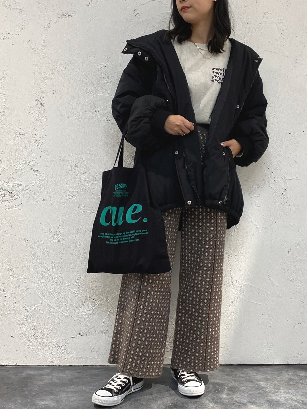 「冬コーデ、あったかコーデ、シンプルコーデ、プチプラ、モンスターパーカー、ロンT、ジャガードパンツ、ニットパンツ、スニーカーコーデ、トートバッグ、モノトーン、ビッグシルエット、apresjourmignon、アプレジュールミニョン」|「apres jour mignonの【apresjour mignon×ARIAZ】二連ネックレス(ネックレス、ゴールド系)」を使った、apresjour mignonさん(レディース・159cm)の冬コーディネートの2枚目の写真