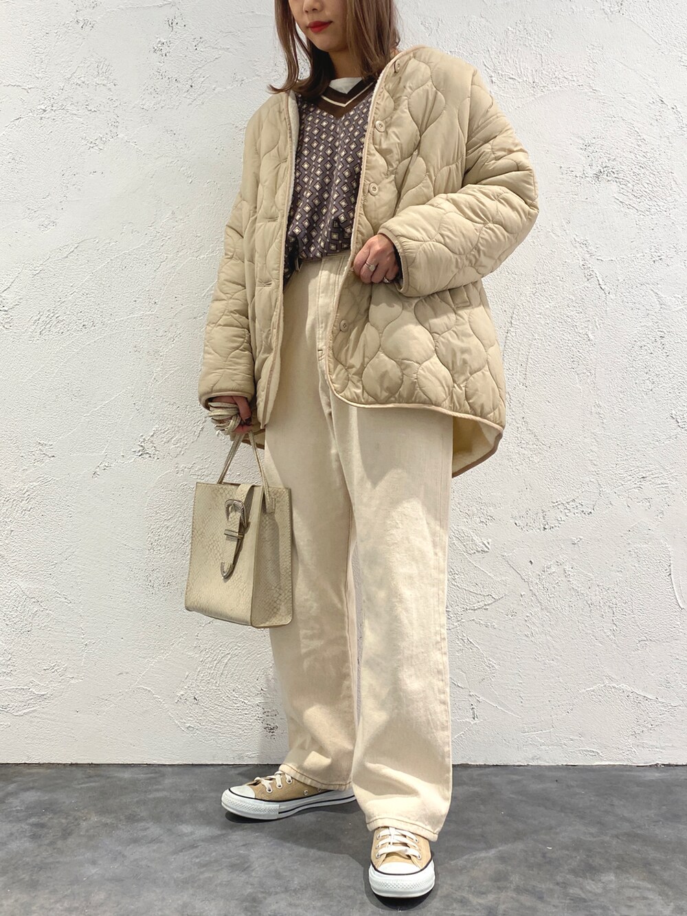 「冬コーデ、レイヤードスタイル、スニーカーコーデ、デニムパンツ、プチプラ、キルティングジャケット、ジャガードニット、ホワイトコーデ、リラックススタイル、シンプルコーデ、カジュアルコーデ、スクエアバッグ、アプレジュールミニョン、apresjourmignon」｜「apres jour mignonのアソートデザインロンT【ZOZOTOWN限定アイテム】（Tシャツ/カットソー、ホワイト系）」を使った、apresjour mignonさん（レディース・159cm）の冬コーディネートの2枚目の写真