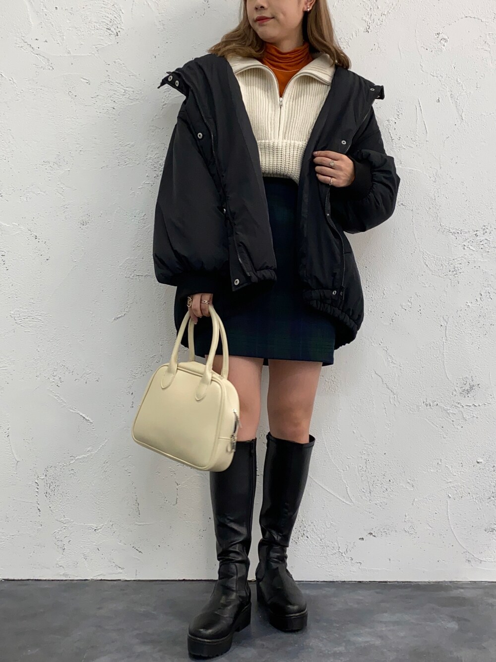 「冬コーデ、クリスマスに着たい服、プチプラ、レイヤードスタイル、ハイネック、ハーフジップ、ミニスカート、ロングブーツ、モンスターパーカー、ビッグシルエット、スクエアバッグ、ボリューム袖、チェック柄に恋してる、apresjourmignon、Coming soon…」|「apres jour mignonのクシュクシュインナー【ZOZOTOWN限定アイテム】(Tシャツ/カットソー、オレンジ系)」を使った、apresjour mignonさん(レディース・159cm)の冬コーディネートの2枚目の写真