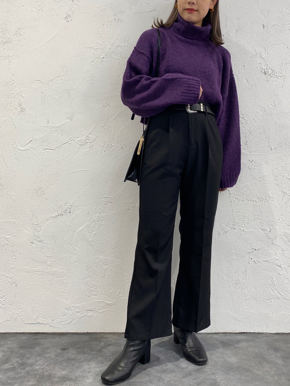 「アウター、ブーツ、カラーパンツ、冬コーデ、モノトーン、タートルネック、休日スタイル、プチプラ、モード、キルティングジャケット、リラックススタイル、シンプルコーデ、ミニバッグ、アプレジュールミニョン、apresjourmignon」｜「apres jour mignonのミックスタートルニット【ZOZOTOWN限定アイテム】（ニット/セーター、パープル系）」を使った、apresjour mignonさん（レディース・159cm）の秋コーディネートの2枚目の写真