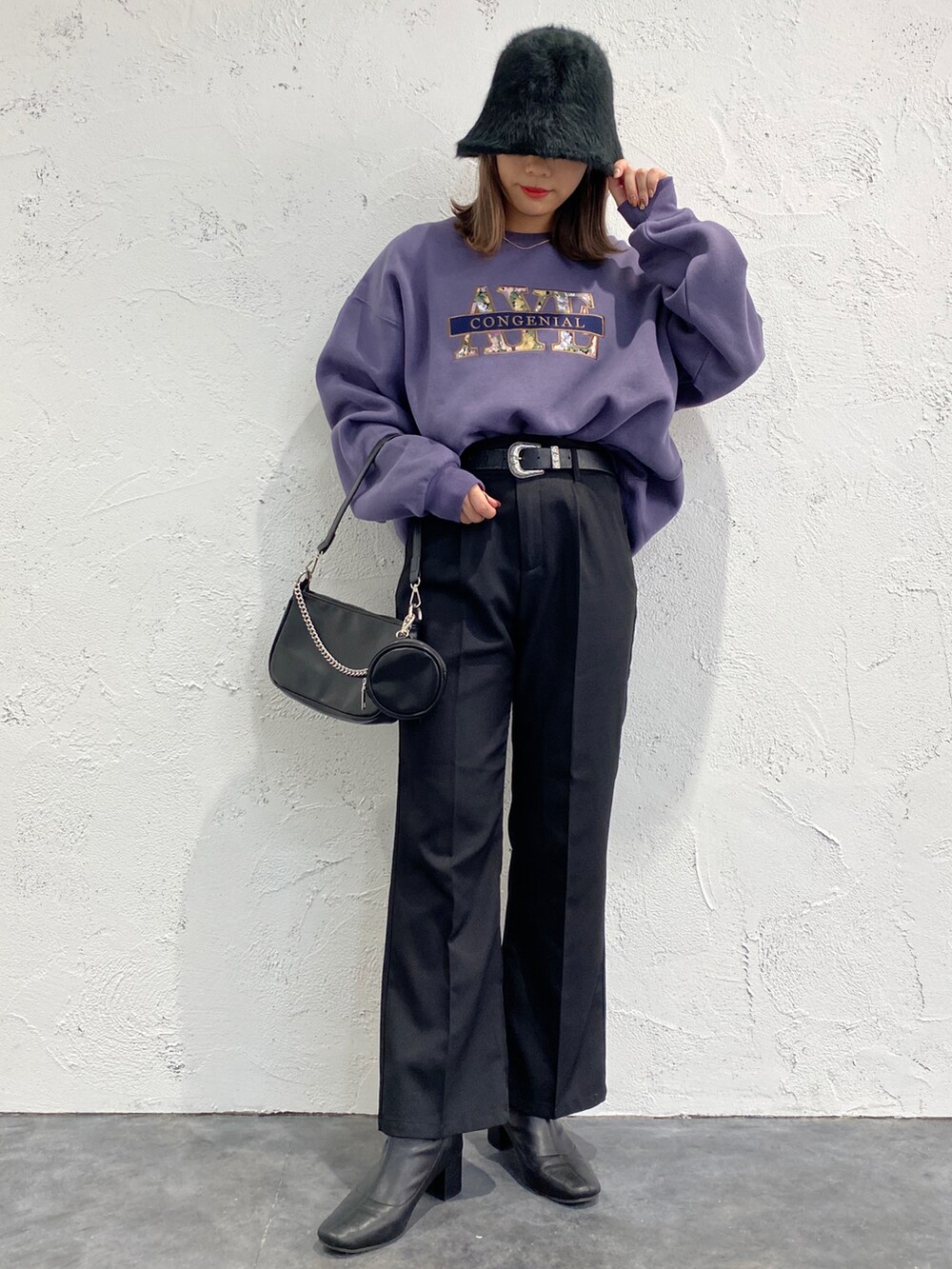 「スウェット、ブーツ、カラーパンツ、ショルダーバッグ、冬コーデ、モノトーン、大人カジュアル、プチプラ、タックイン、モード、ボリューム袖、アプレジュールミニョン、apresjourmignon、シャギーバケットハット、MA-1」｜「apres jour mignonの【apresjour mignon×ARIAZ】シャギーバケットハット（ハット、ブラック系）」を使った、apresjour mignonさん（レディース・159cm）の秋コーディネートの2枚目の写真