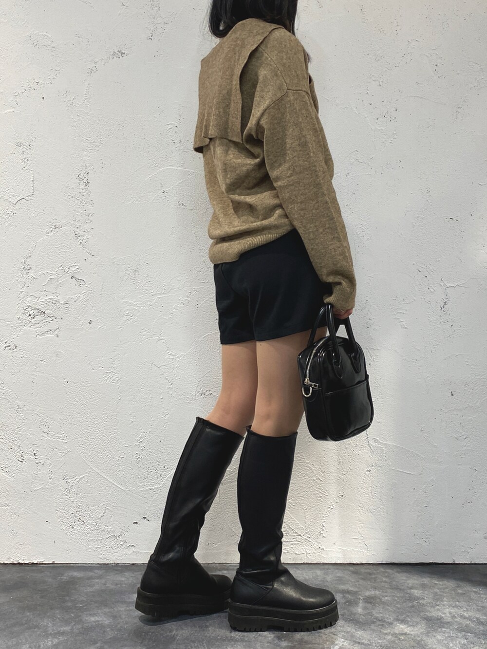 「冬コーデ、あったかコーデ、プチプラ、レイヤードスタイル、タートルネック、セーラーカラー、カーディガン、ショートパンツ、キルティングジャケット、ロングブーツ、スクエアバッグ、ベージュコーデ、apresjourmignon、アプレジュールミニョン」｜「apres jour mignonのクシュクシュインナー【ZOZOTOWN限定アイテム】（Tシャツ/カットソー、ホワイト系）」を使った、apresjour mignonさん（レディース・159cm）の冬コーディネートの3枚目の写真