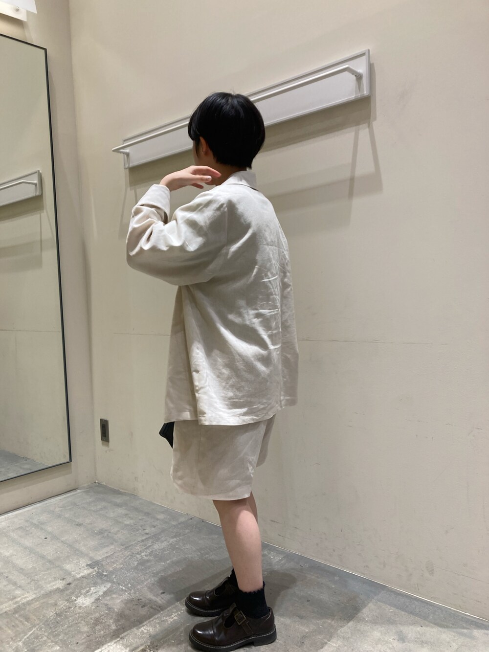 ブラック系のバッグ、ベージュ系のパンツ、ベージュ系のテーラードジャケットを着用したレディースの春コーディネートの2枚目の写真