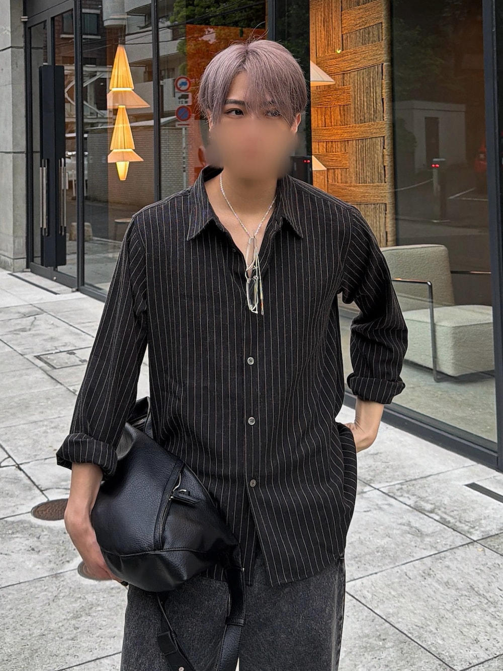 ブラック系のシャツ/ブラウス、ブラック系のデニムパンツ、ブラック系のブーツを着用したメンズの秋コーディネートの2枚目の写真