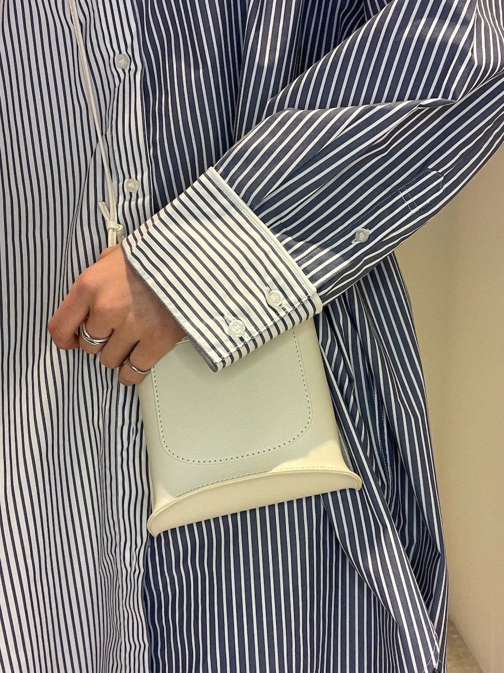 その他のシャツ/ブラウス、ホワイト系のショルダーバッグ、イエロー系のその他パンツを着用したレディースの冬コーディネートの3枚目の写真