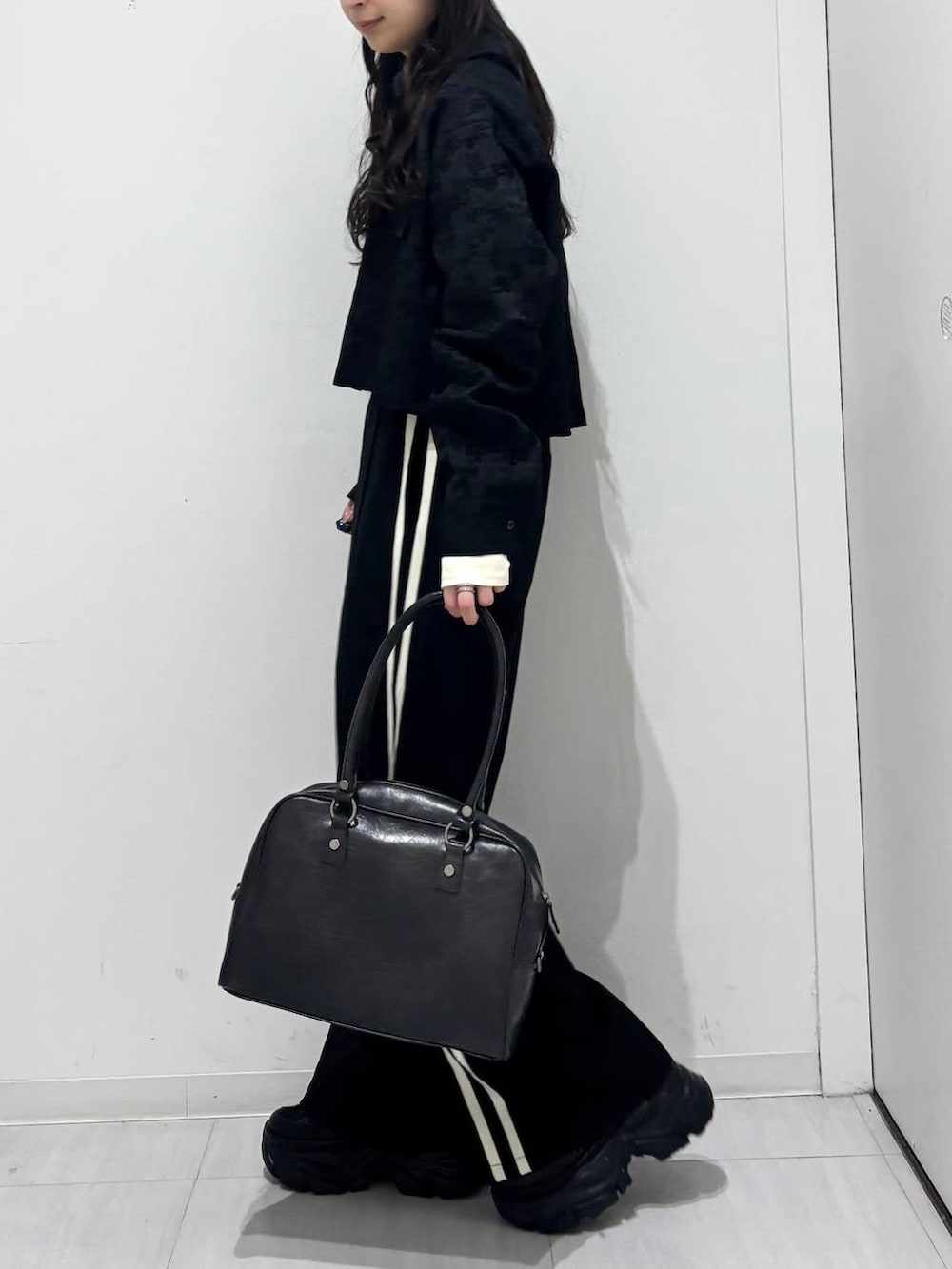 ブラック系のスニーカー、ブラック系のシャツ/ブラウス、グレー系のTシャツ/カットソーを着用したレディースの冬コーディネートの4枚目の写真