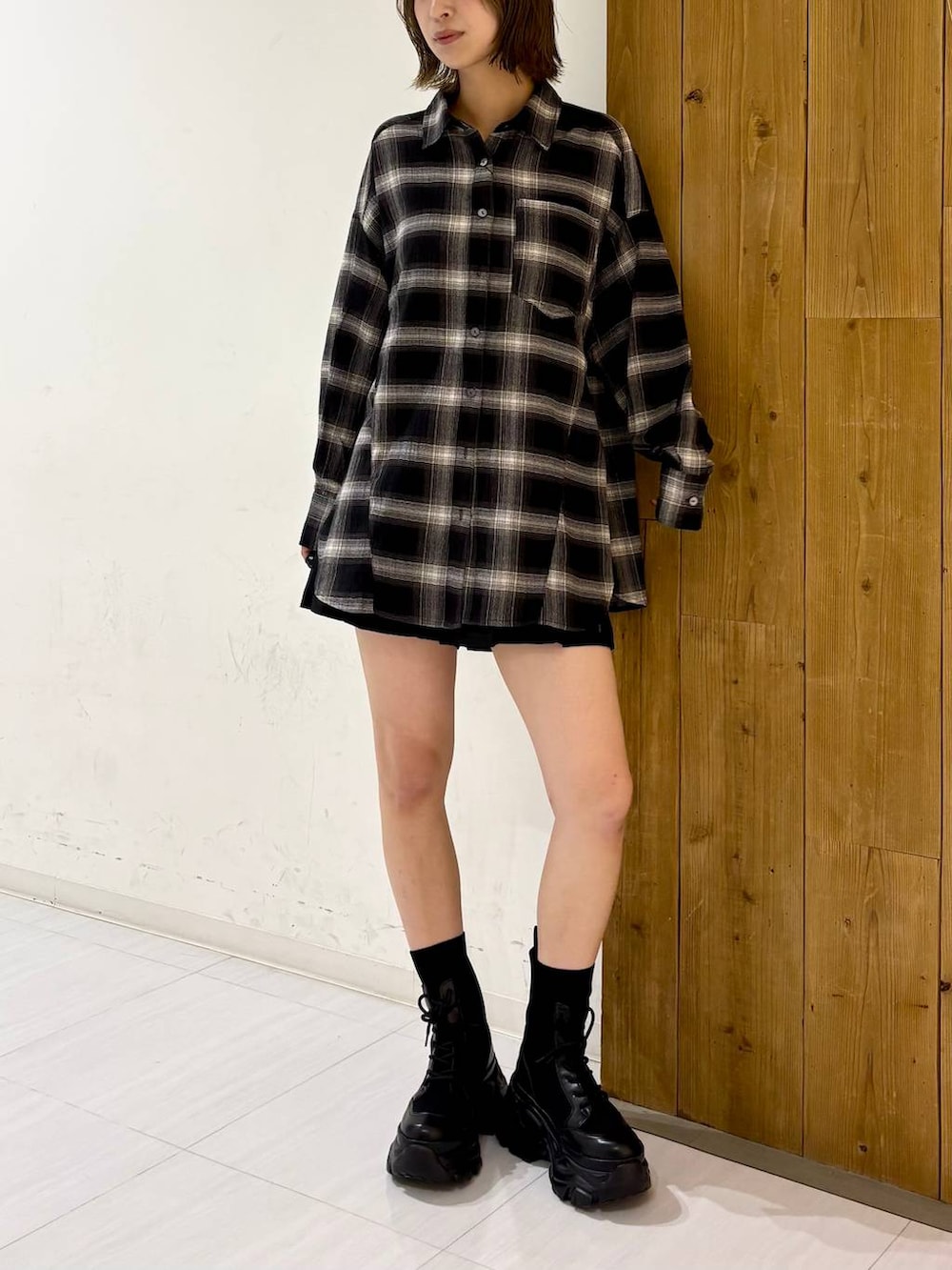 ブラック系のブーツ、ブラック系のその他パンツ、ブラック系のシャツ/ブラウスを着用したレディースの夏コーディネートの6枚目の写真