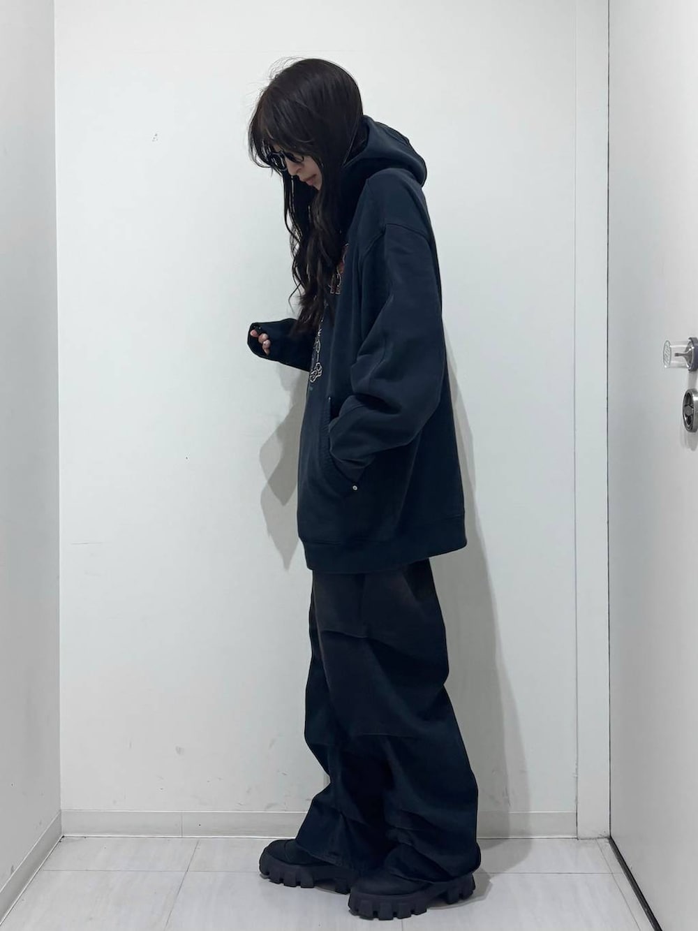 ブルー系のパーカーを着用したレディースの冬コーディネートの2枚目の写真