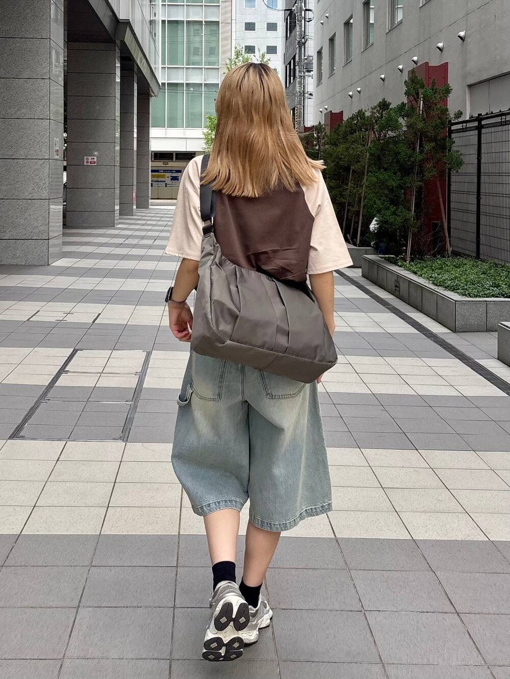 ブルー系のその他パンツ、グレー系のショルダーバッグ、ブラウン系のTシャツ/カットソーを着用したレディースの夏コーディネートの5枚目の写真