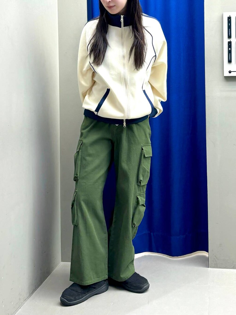 「高身長、PBLIM、ユニセックス、体型カバー、着痩せ・細見え、モード、ストリート、カジュアル、PAGEBOY、骨格ウェーブ_PAGEBOY、エレガント_PAGEBOY」｜「PBLIMのPBLIM/Wポケットミリタリーパンツ（その他パンツ、グリーン系）」を使った、ロビンさん（レディース・168cm）の冬コーディネートの4枚目の写真