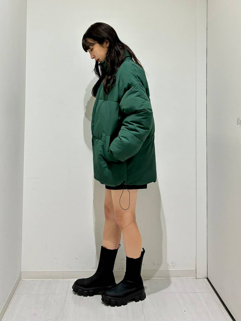「カジュアル、高身長、体型カバー、着痩せ・細見え、秋コーデ、モード、ストリート、PAGEBOY、PAGEBOYLIM、骨格ウェーブ_PAGEBOY、エレガント_PAGEBOY、冬コーデ、アウター、ダウンジャケット、JEANASIS」｜「JEANASISのラグソールミドルブーツ/971032（ブーツ、ブラック系）」を使った、ロビンさん（レディース・168cm）の秋コーディネートの4枚目の写真