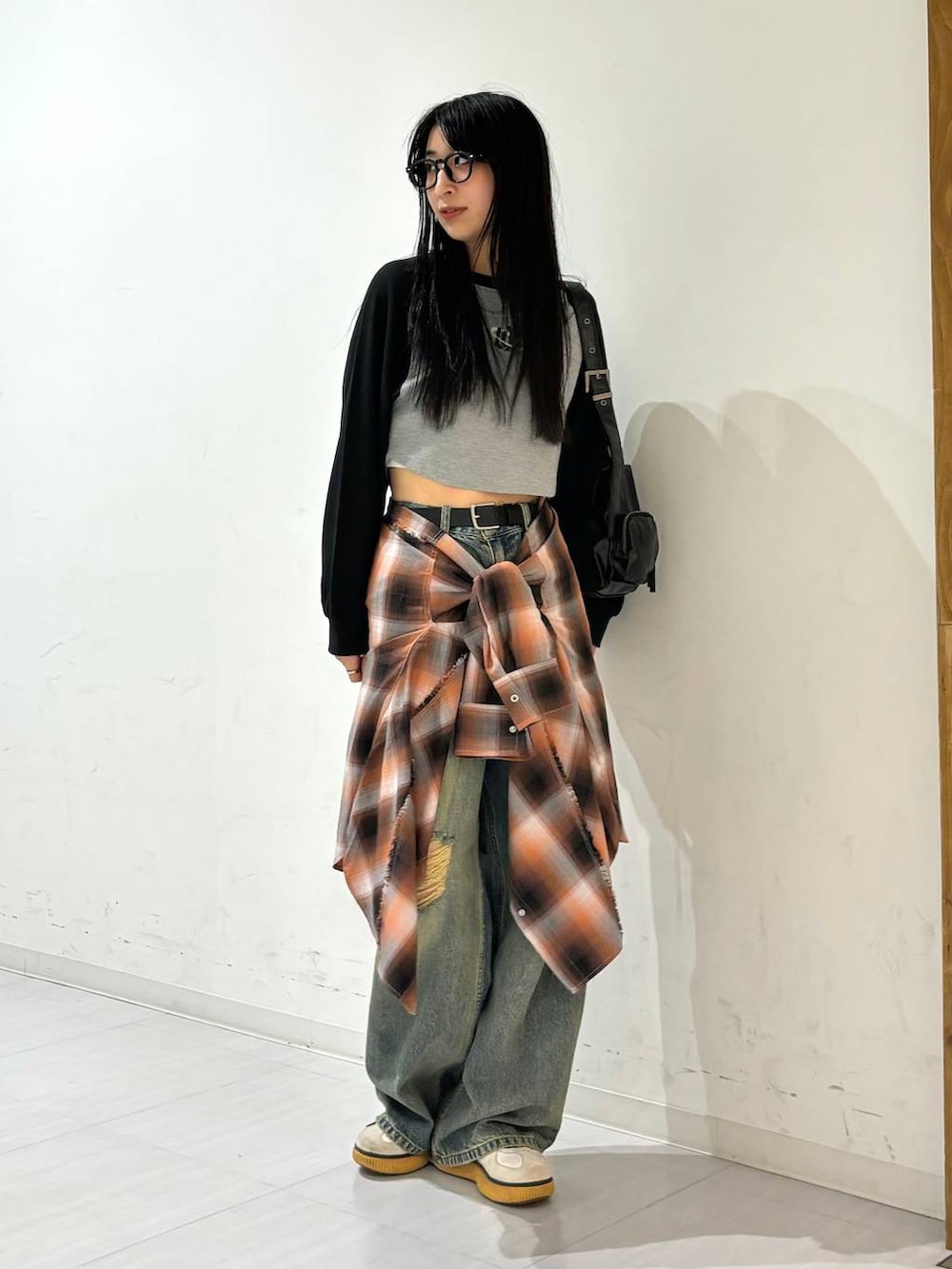 「シャツ、高身長、体型カバー、着痩せ・細見え、春コーデ、モード、ストリート、カジュアル、PAGEBOY、PBLIM、骨格ウェーブ_PAGEBOY、エレガント_PAGEBOY、チェック、デニムパンツ、ワイドパンツ」｜「PBLIMのPBLIM/ダメージデニム（デニムパンツ、ブルー系）」を使った、ロビンさん（レディース・169cm）の秋コーディネートの5枚目の写真