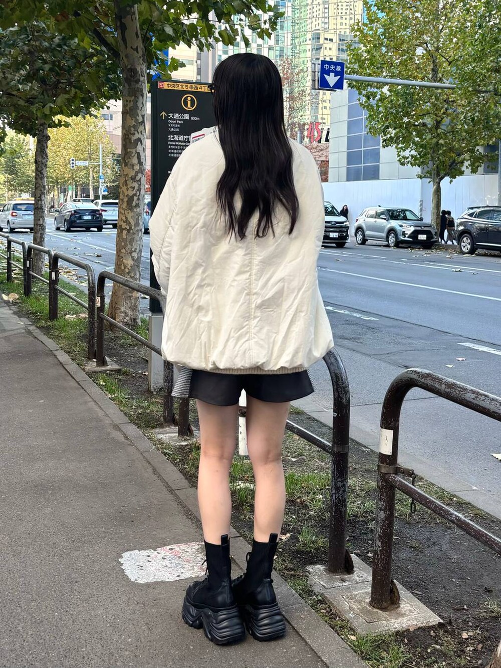 「高身長、体型カバー、着痩せ・細見え、モード、ストリート、カジュアル、PAGEBOY、PBLIM、骨格ウェーブ_PAGEBOY、エレガント_PAGEBOY、ニット、アウター、ブルゾン、冬コーデ、冬アウター」｜「PAGEBOYのレースアップソックスブーツ（ブーツ、ブラック系）」を使った、ロビンさん（レディース・169cm）の秋コーディネートの5枚目の写真