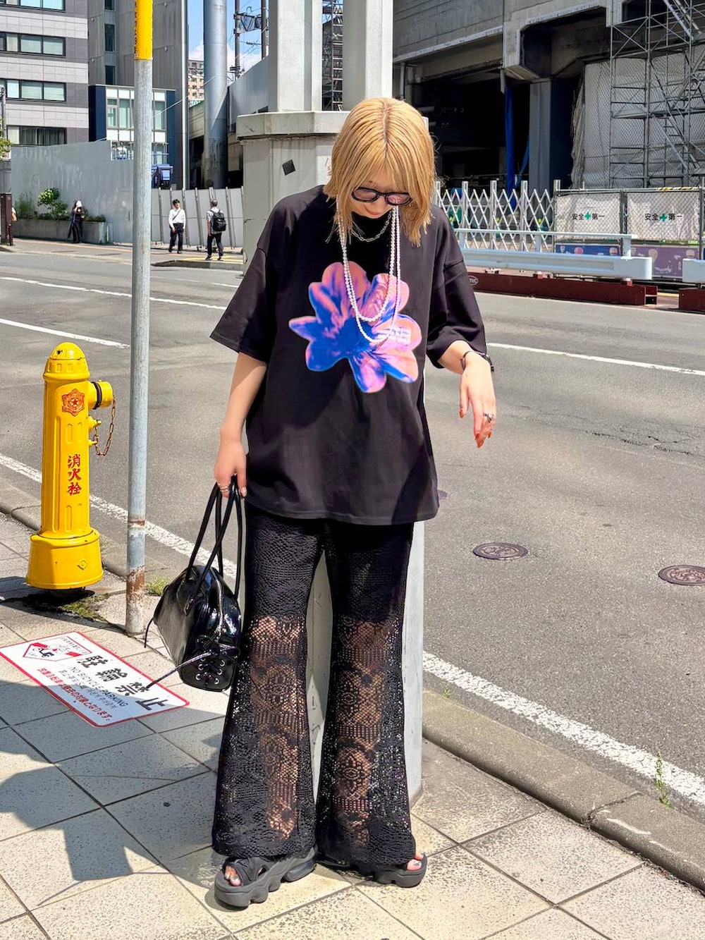 ブラック系のショルダーバッグ、ブラック系のTシャツ/カットソー、ホワイト系のネックレスを着用したレディースの夏コーディネートの3枚目の写真