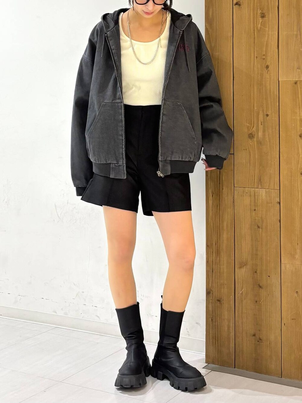 ブラック系のその他パンツ、ホワイト系のTシャツ/カットソー、グレー系のブルゾンを着用したレディースの冬コーディネートの2枚目の写真