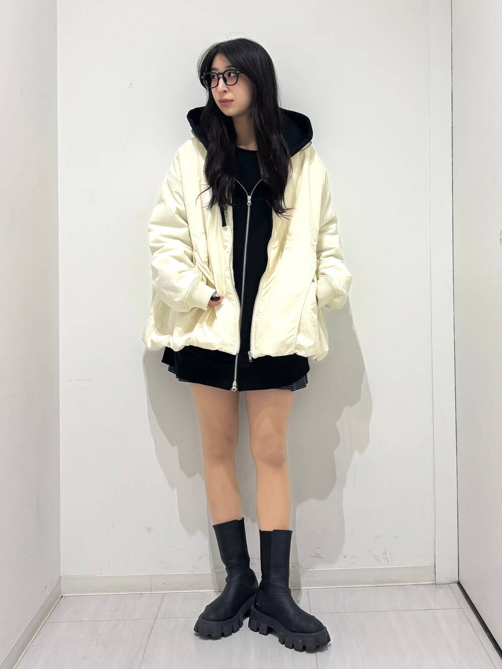 「冬アウター、高身長、体型カバー、着痩せ・細見え、春コーデ、モード、ストリート、カジュアル、PAGEBOY、骨格ウェーブ_PAGEBOY、エレガント_PAGEBOY、Anui、秋コーデ、冬コーデ、パーカー」｜「Anuiの【UNISEX/3サイズ展開】ボクシーロゴZIPパーカー2（パーカー、ブラック系）」を使った、ロビンさん（レディース・169cm）の冬コーディネートの6枚目の写真
