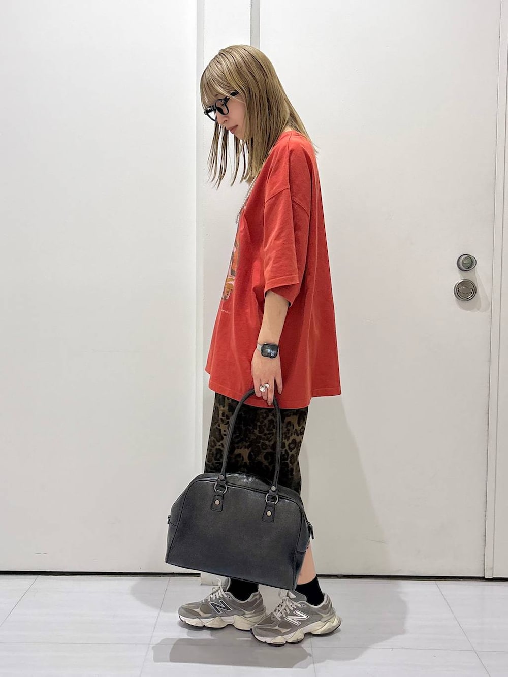 ブラック系のボストンバッグ、その他のその他パンツ、レッド系のTシャツ/カットソーを着用したレディースの夏コーディネートの3枚目の写真