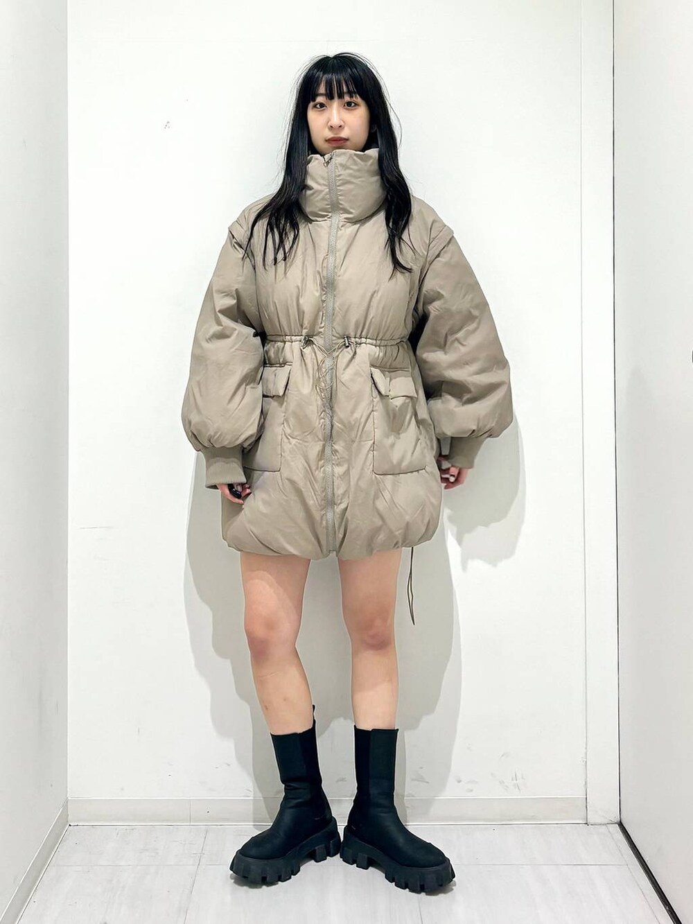 ブラウン系のブルゾン、ブラック系のブーツ、ブラック系のその他パンツを着用したレディースの冬コーディネートの3枚目の写真