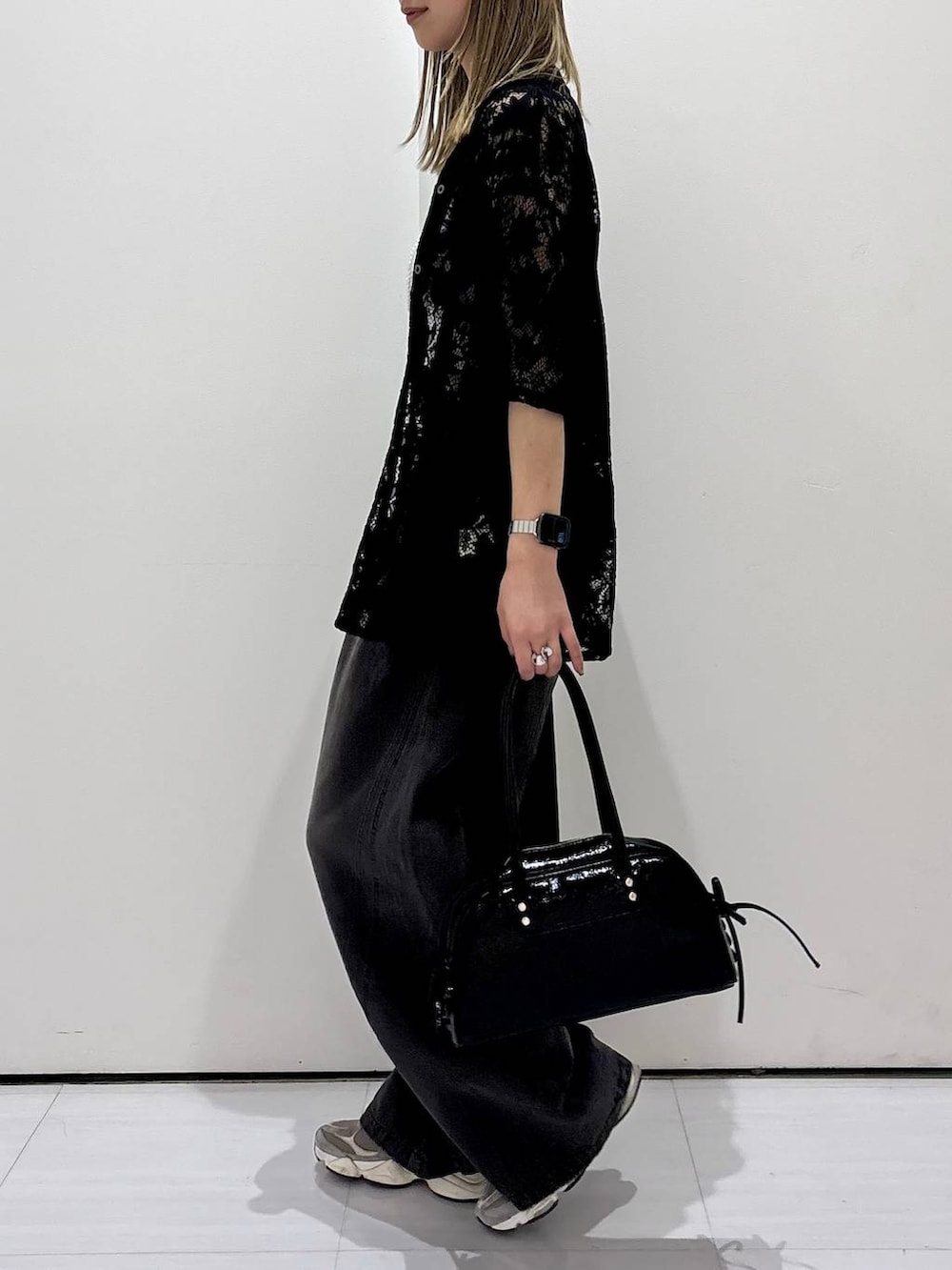 ブラック系のデニムパンツ、ブラック系のショルダーバッグ、ブラック系のシャツ/ブラウスを着用したレディースの春コーディネートの3枚目の写真