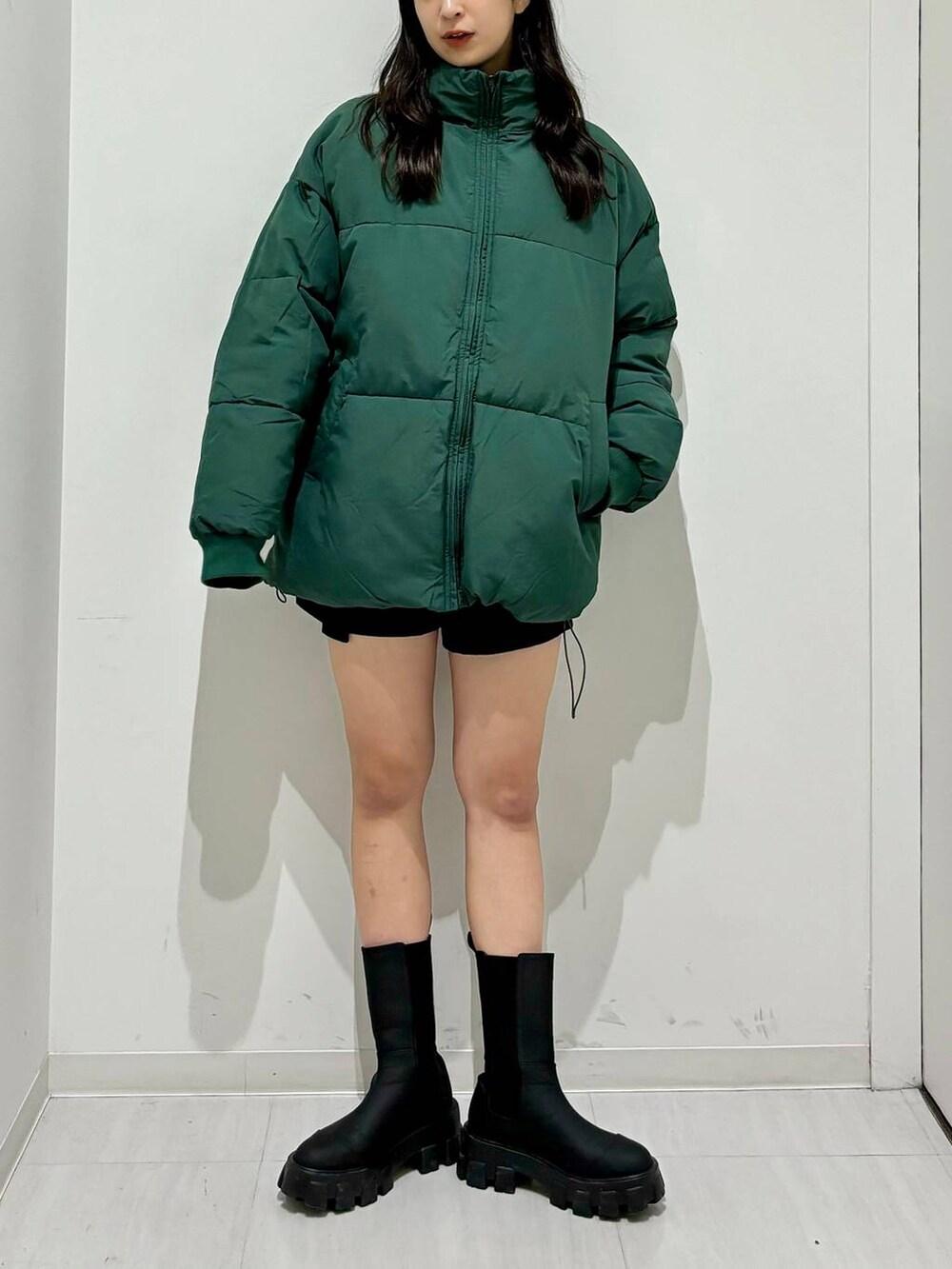 「カジュアル、高身長、体型カバー、着痩せ・細見え、秋コーデ、モード、ストリート、PAGEBOY、PAGEBOYLIM、骨格ウェーブ_PAGEBOY、エレガント_PAGEBOY、冬コーデ、アウター、ダウンジャケット、JEANASIS」｜「JEANASISのラグソールミドルブーツ/971032（ブーツ、ブラック系）」を使った、ロビンさん（レディース・168cm）の秋コーディネートの6枚目の写真
