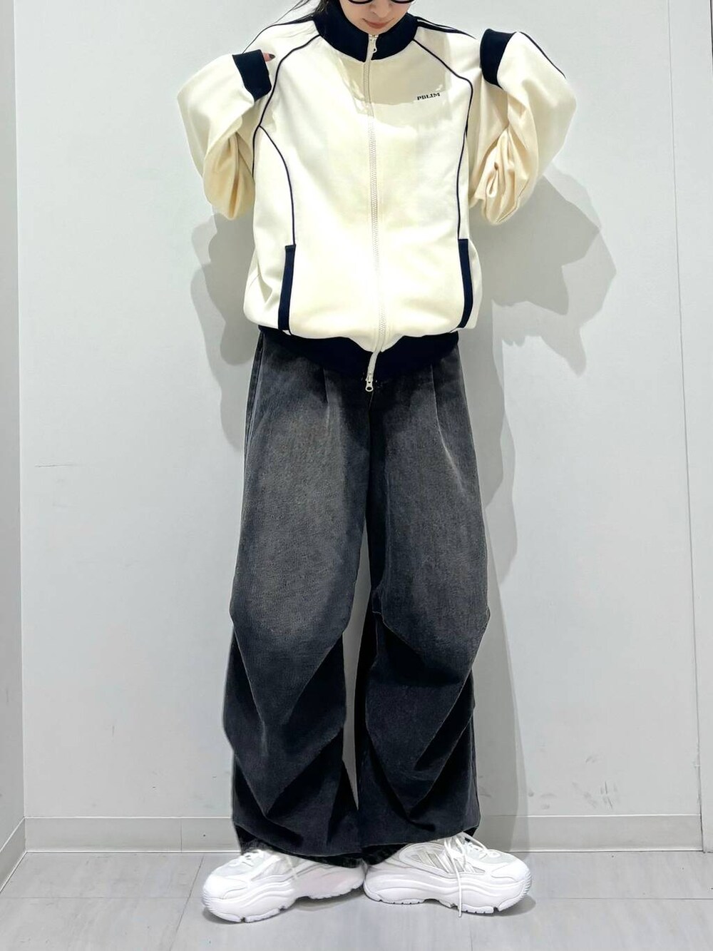「体型カバー、高身長、カジュアル、PAGEBOY、PBLIM、骨格ウェーブ_PAGEBOY、エレガント_PAGEBOY、スニーカー、ユニセックス、着痩せ・細見え、モード、ストリート、春コーデ、デニムパンツ」｜「PBLIMのPBLIM/パイピングトラックジャケット（セットアップ、ホワイト系）」を使った、ロビンさん（レディース・168cm）の冬コーディネートの3枚目の写真