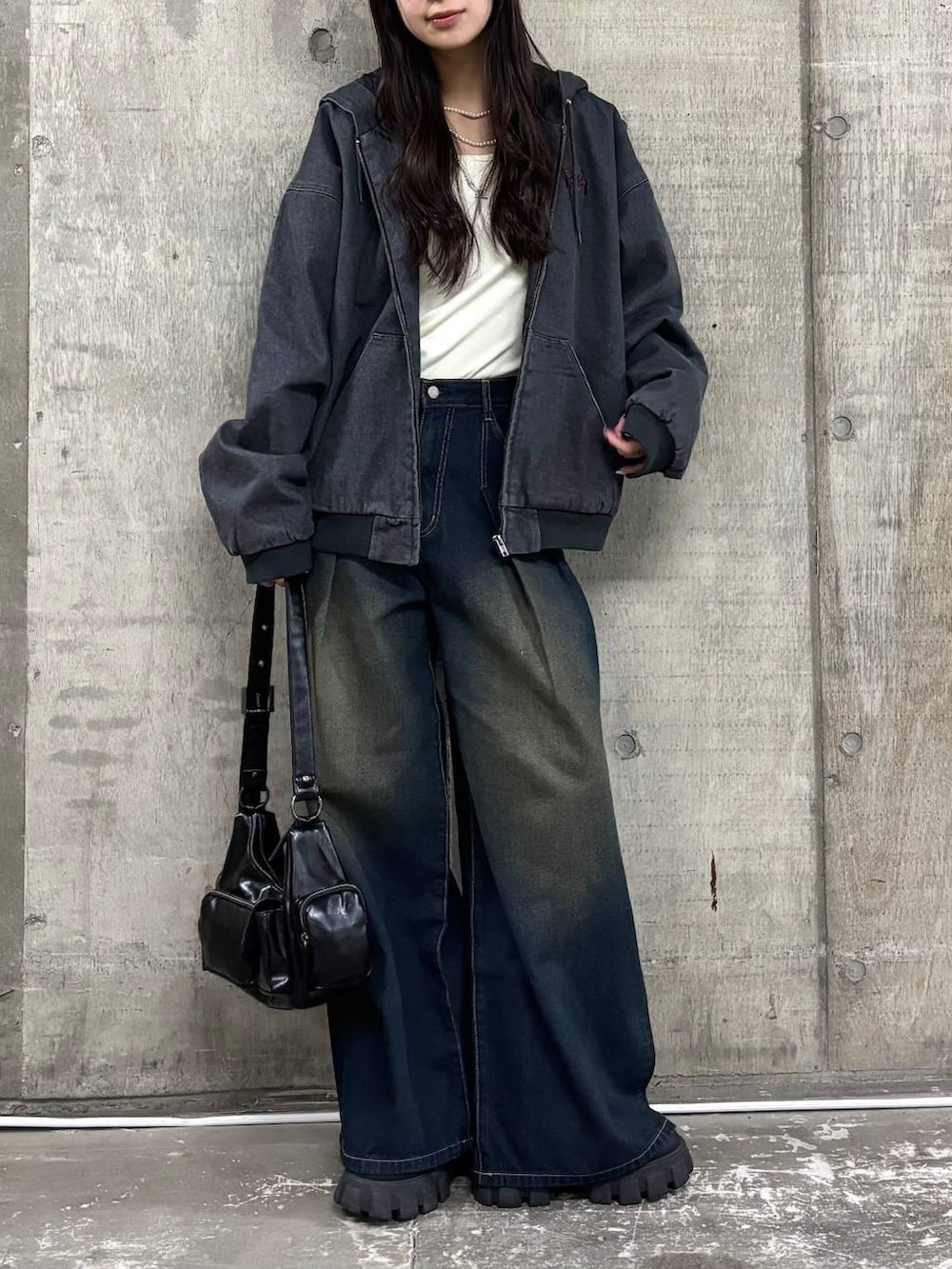 ブルー系のデニムパンツ、ホワイト系のTシャツ/カットソー、グレー系のブルゾンを着用したレディースの冬コーディネートの2枚目の写真