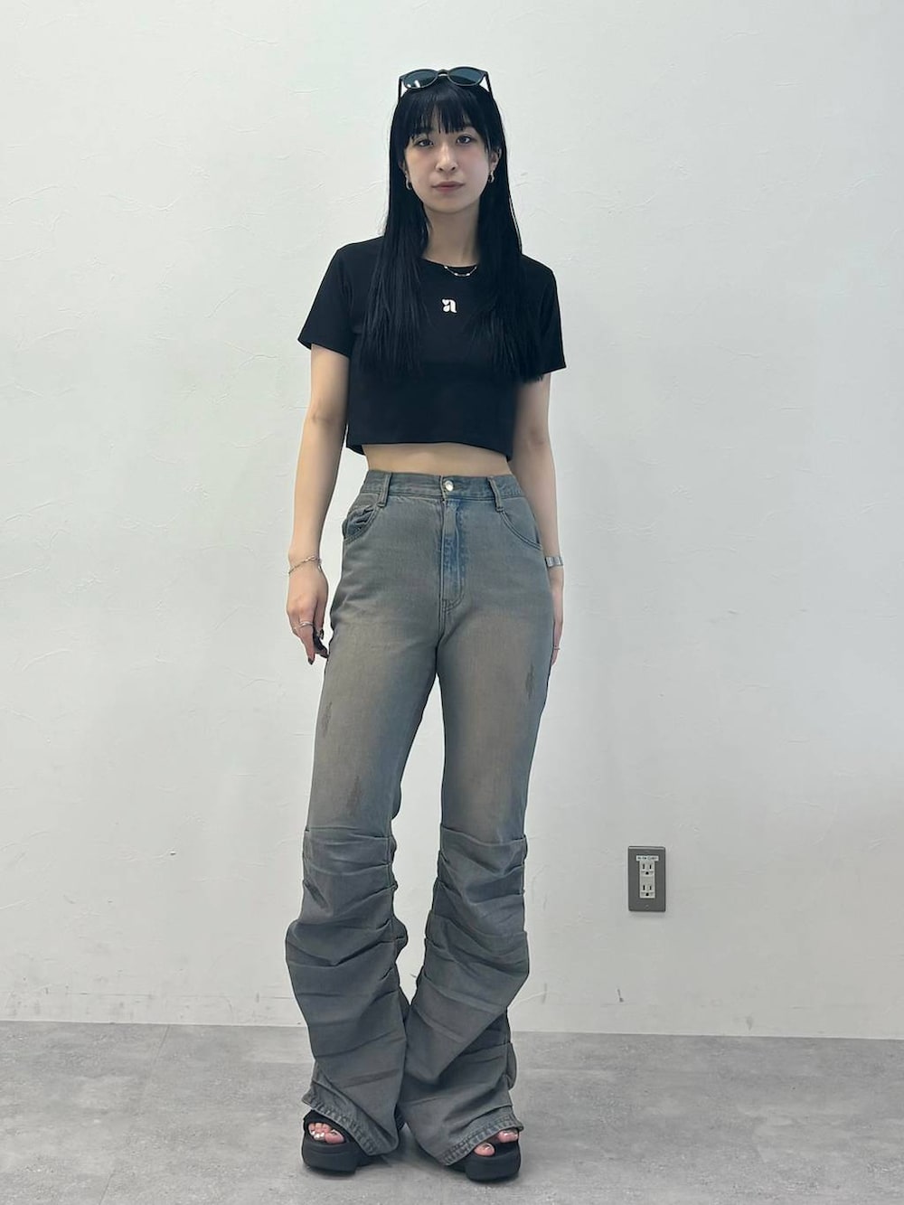 ブラック系のTシャツ/カットソー、ブルー系のデニムパンツを着用したレディースの夏コーディネートの2枚目の写真