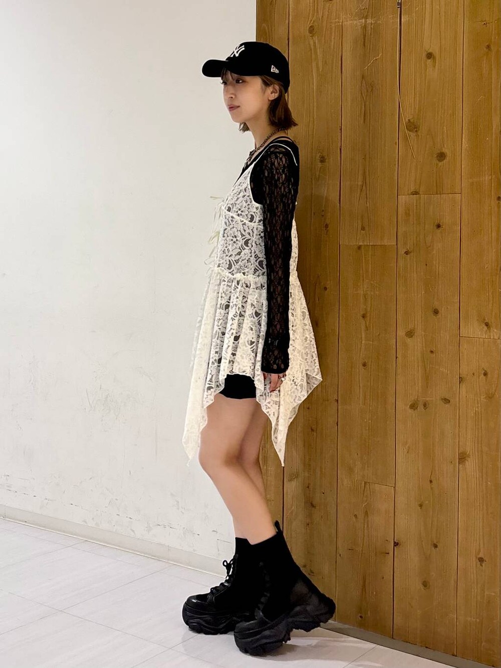 ブラック系のブーツ、ブラック系のTシャツ/カットソー、ブラック系のその他パンツを着用したレディースの夏コーディネートの5枚目の写真