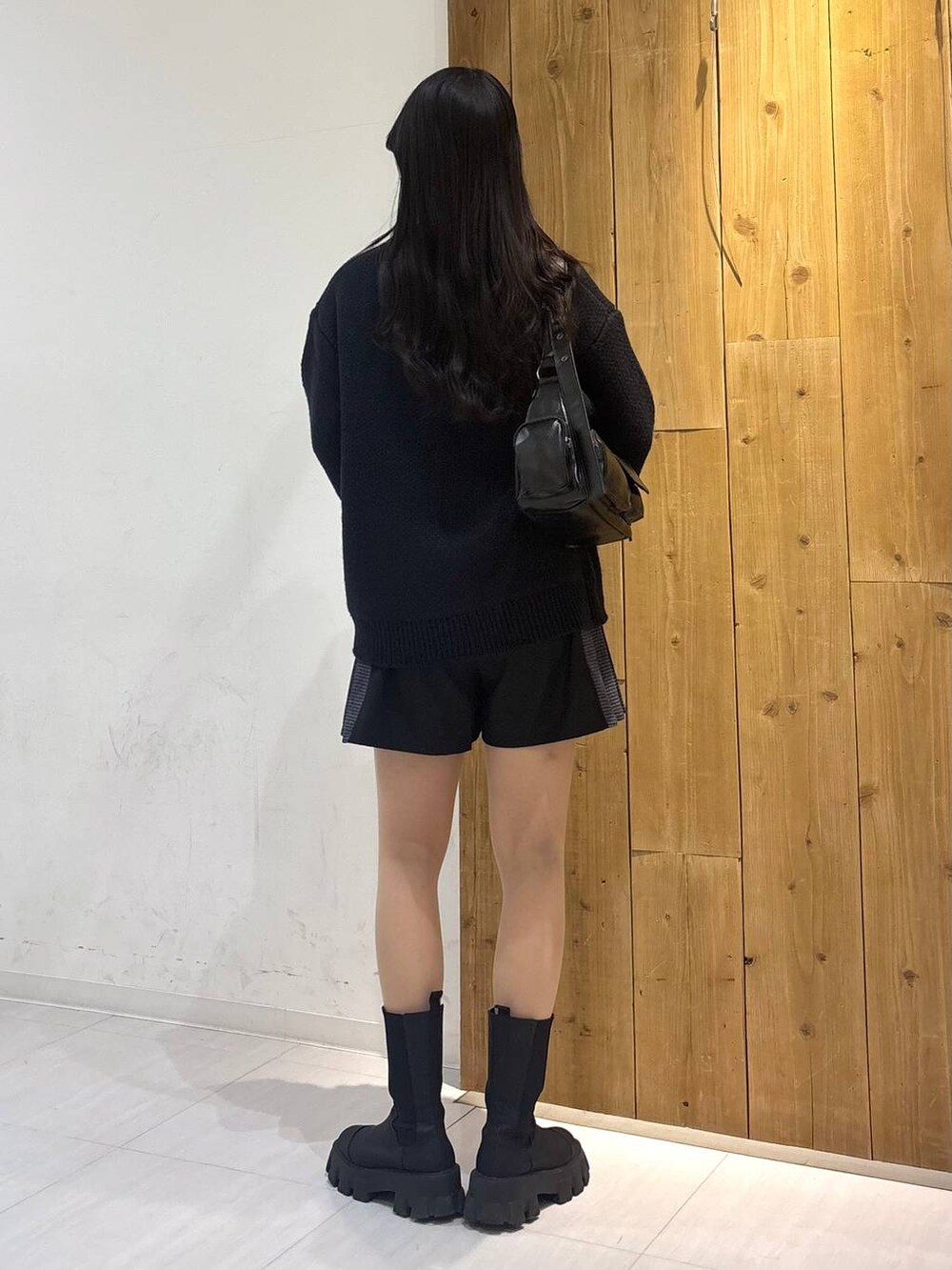 ブラック系のショルダーバッグ、ブラック系のその他パンツ、ブルー系のニット/セーターを着用したレディースの冬コーディネートの4枚目の写真