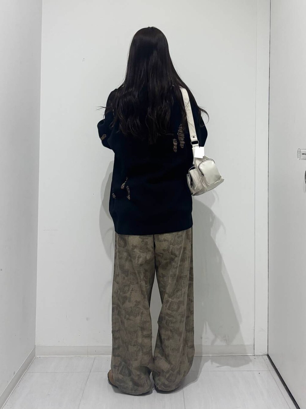 その他のデニムパンツ、ブラック系のニット/セーターを着用したレディースの冬コーディネートの4枚目の写真