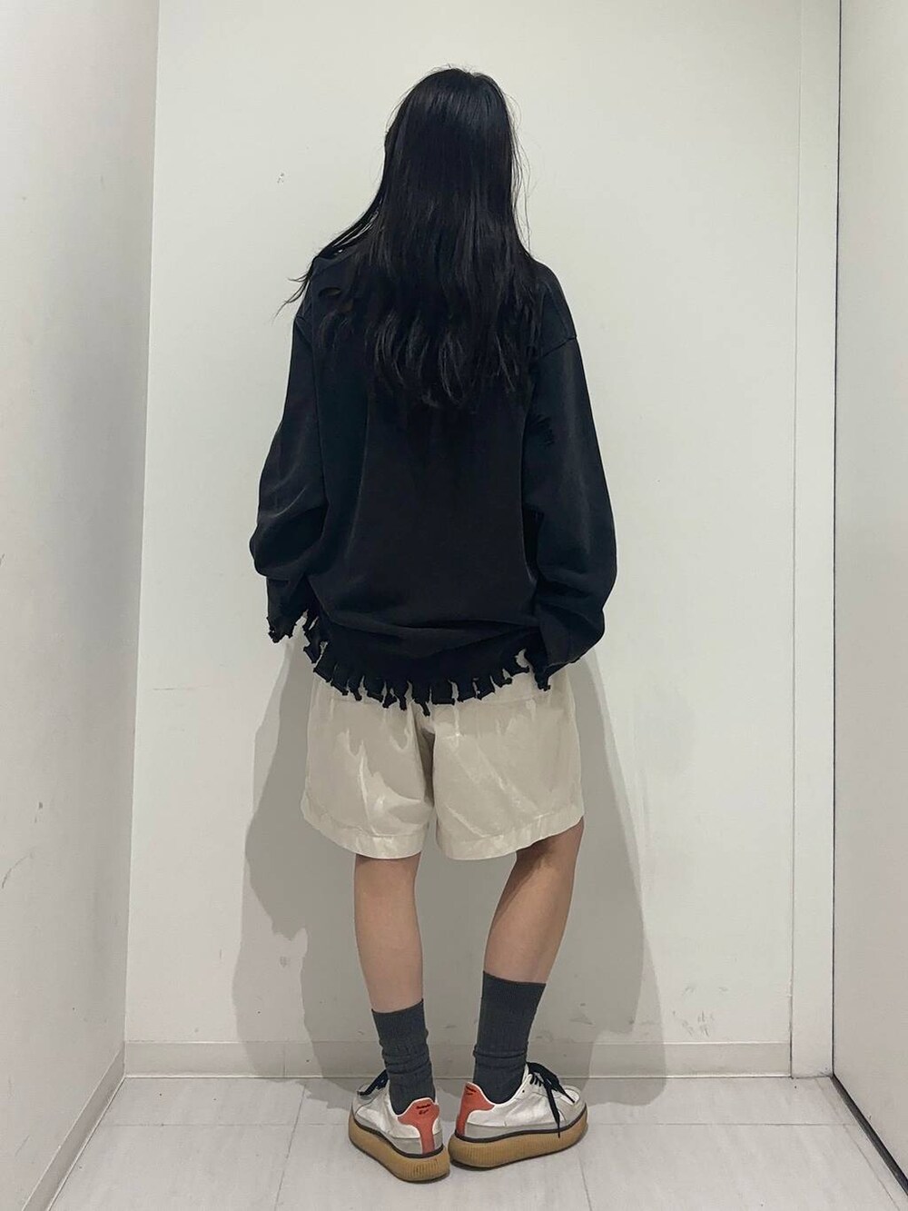 ブラック系のスウェットを着用したレディースの夏コーディネートの3枚目の写真