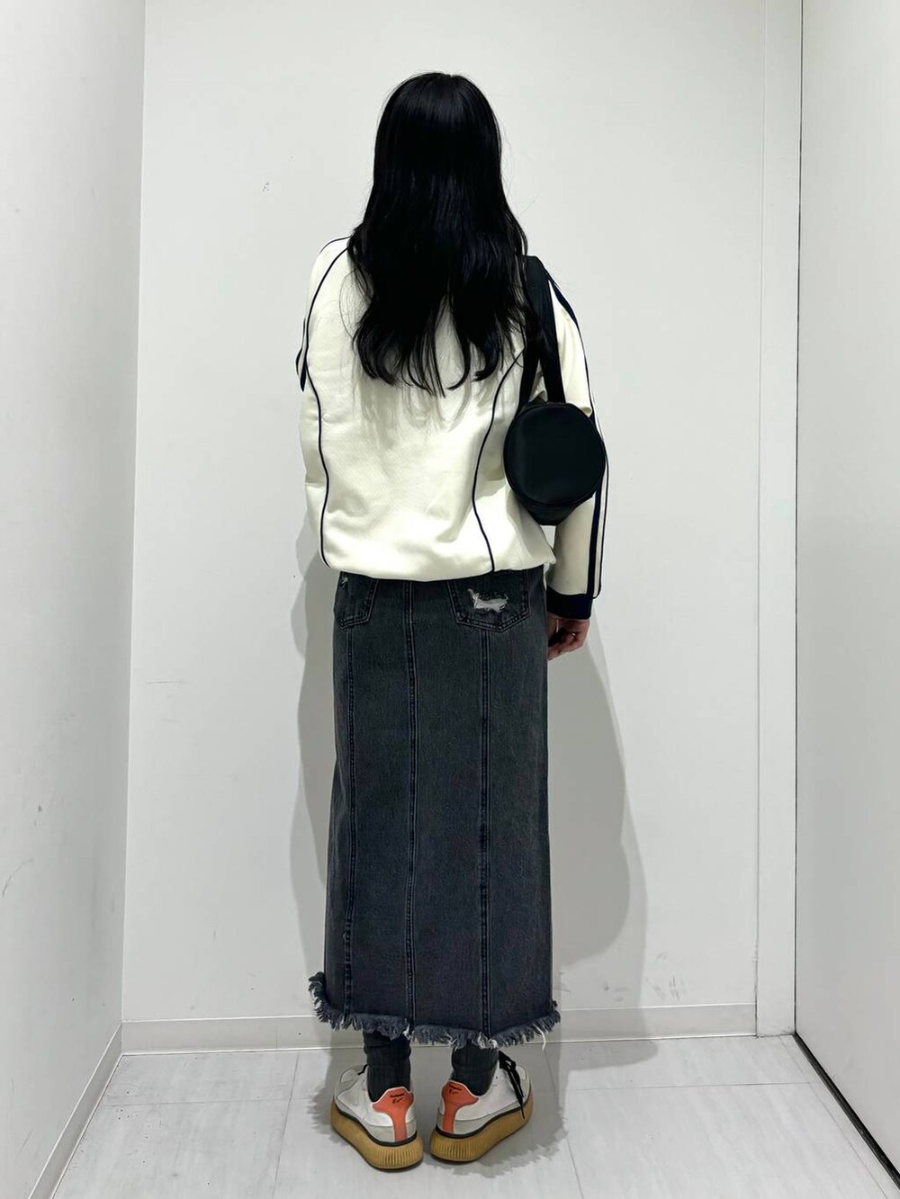 「高身長、体型カバー、着痩せ・細見え、モード、ストリート、カジュアル、PAGEBOY、PBLIM、骨格ウェーブ_PAGEBOY、エレガント_PAGEBOY、スカート、ユニセックス」｜「PBLIMのPBLIM/ナイロンボストンバック（ドラムバッグ、ブラック系）」を使った、ロビンさん（レディース・168cm）の春コーディネートの3枚目の写真