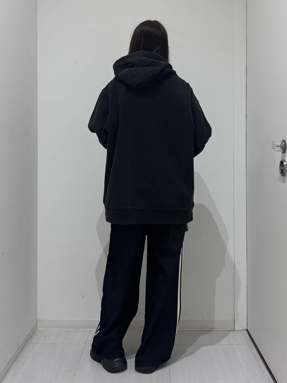 「高身長、体型カバー、着痩せ・細見え、春コーデ、モード、ストリート、カジュアル、PAGEBOY、PBLIM、骨格ウェーブ_PAGEBOY、エレガント_PAGEBOY、Anui、スウェット、ユニセックス、スニーカー」｜「PAGEBOYのプラットチャンキースニーカー（スニーカー、ブラック系）」を使った、ロビンさん（レディース・169cm）の冬コーディネートの3枚目の写真