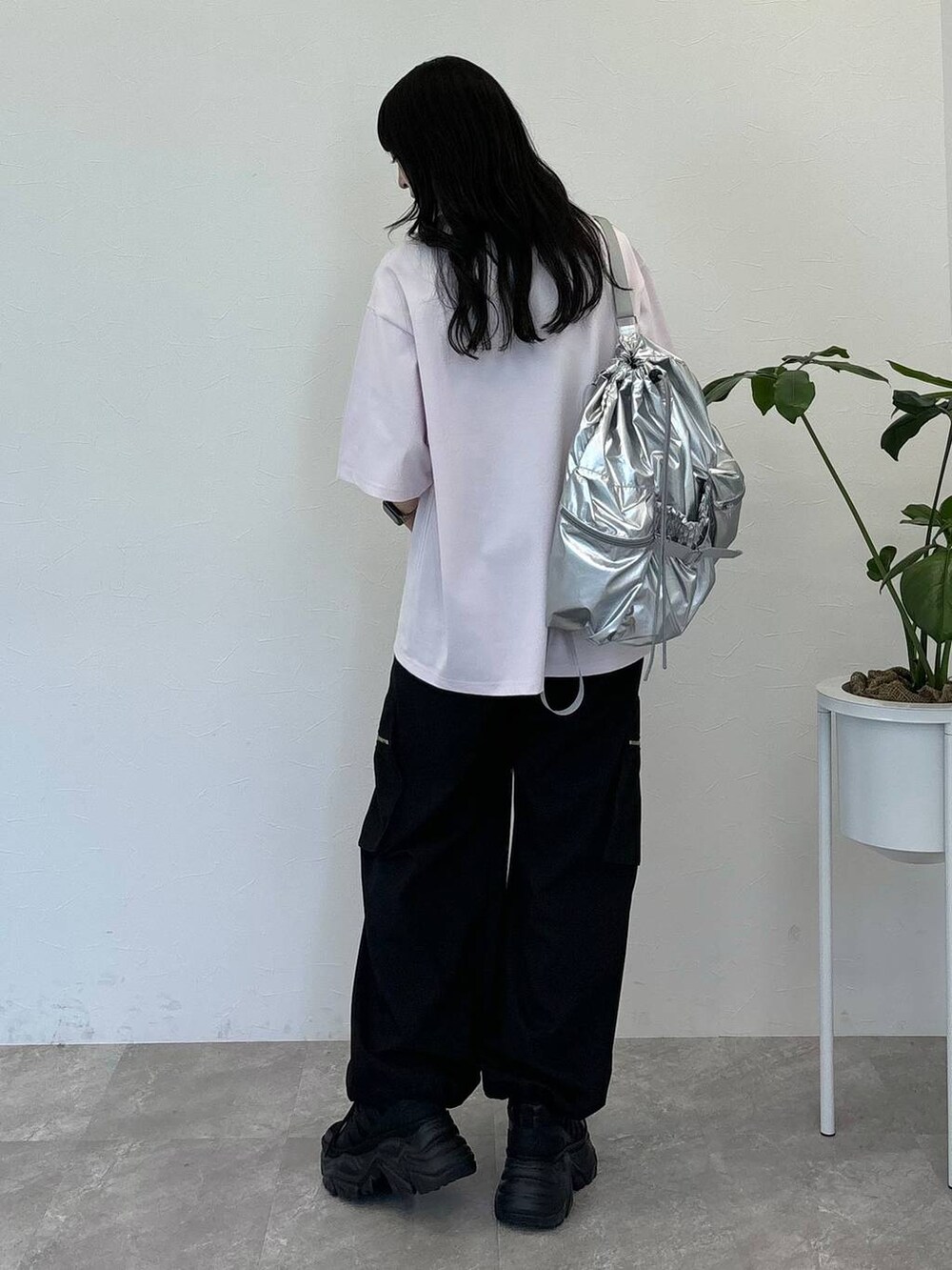シルバー系のショルダーバッグ、ブラック系のスニーカー、ピンク系のTシャツ/カットソーを着用したレディースの春コーディネートの4枚目の写真