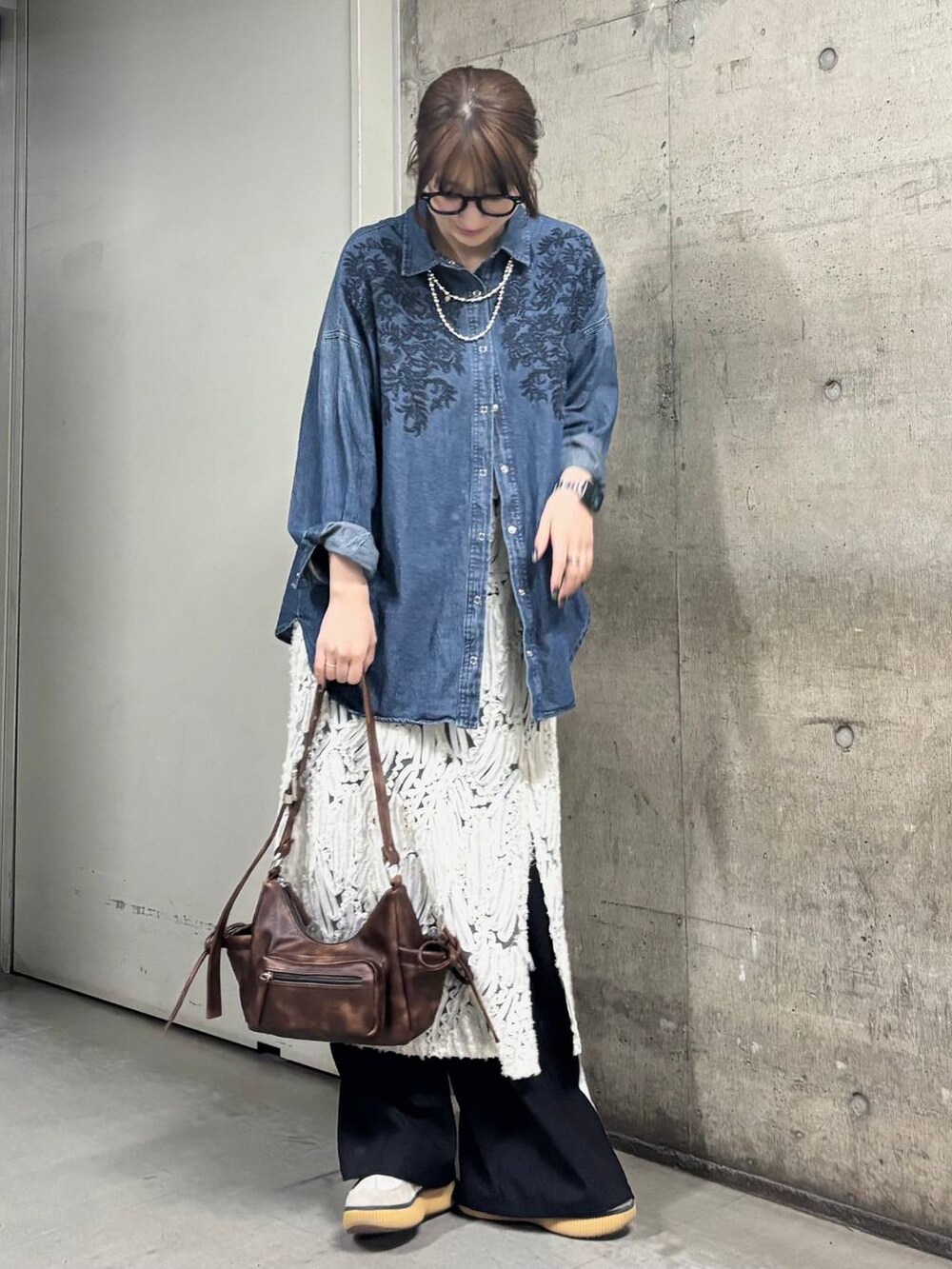 ブラウン系のショルダーバッグ、ホワイト系のワンピース、ブルー系のシャツ/ブラウスを着用したレディースの冬コーディネートの6枚目の写真