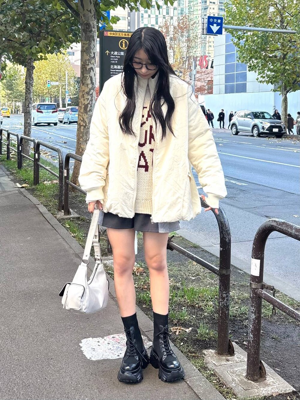 「高身長、体型カバー、着痩せ・細見え、モード、ストリート、カジュアル、PAGEBOY、PBLIM、骨格ウェーブ_PAGEBOY、エレガント_PAGEBOY、ニット、アウター、ブルゾン、冬コーデ、冬アウター」｜「PAGEBOYのレースアップソックスブーツ（ブーツ、ブラック系）」を使った、ロビンさん（レディース・169cm）の秋コーディネートの4枚目の写真