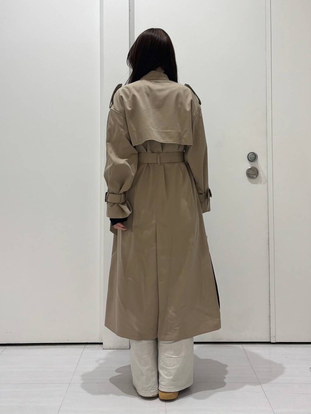 「高身長、トレンチコート、入学式・卒業式、春アウター、体型カバー、着痩せ・細見え、春コーデ、モード、ストリート、カジュアル、PAGEBOY、骨格ウェーブ_PAGEBOY、エレガント_PAGEBOY」｜「PAGEBOYのクラシックデニムパンツ（デニムパンツ、グレー系）」を使った、ロビンさん（レディース・169cm）の春コーディネートの5枚目の写真