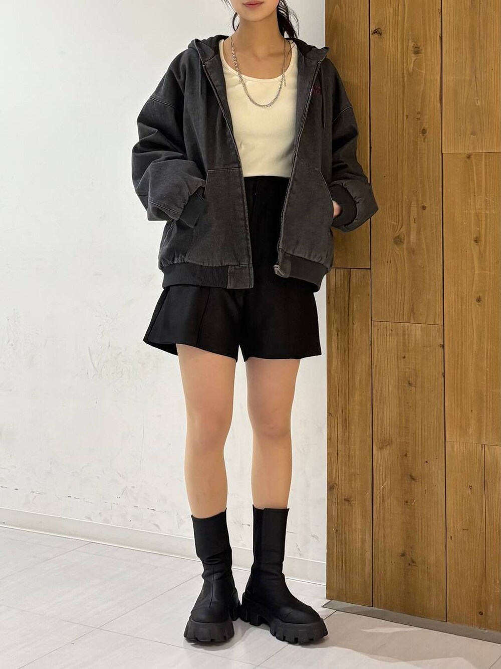 ブラック系のその他パンツ、ホワイト系のTシャツ/カットソー、グレー系のブルゾンを着用したレディースの冬コーディネートの5枚目の写真